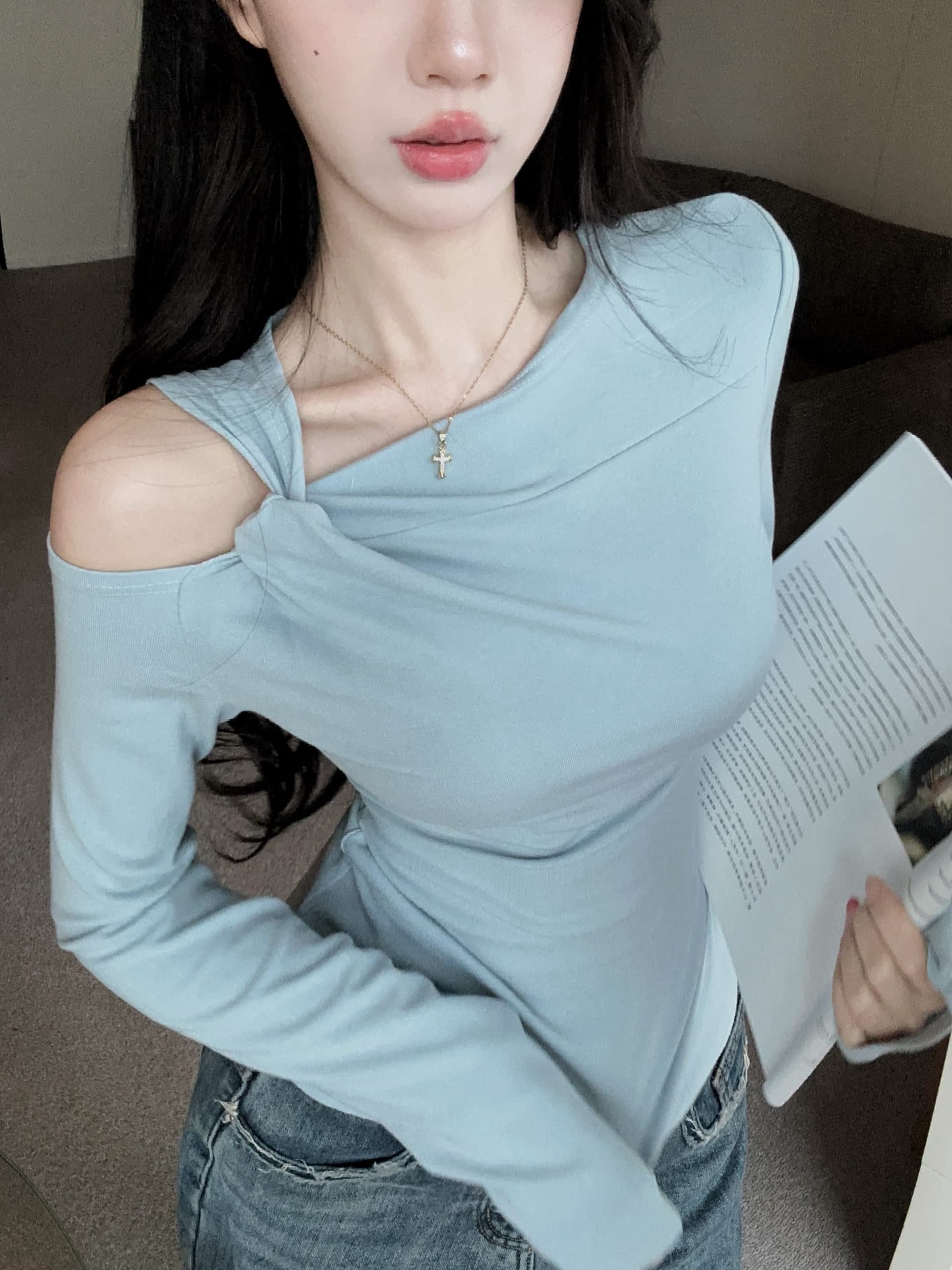 실사 정가 가을 새로운 디자인 센스 작은 대중 비틀림 비스듬한 칼라 오프숄더 티셔츠 맨위 여성 단색 긴팔 작은 셔츠 상세 이미지 6