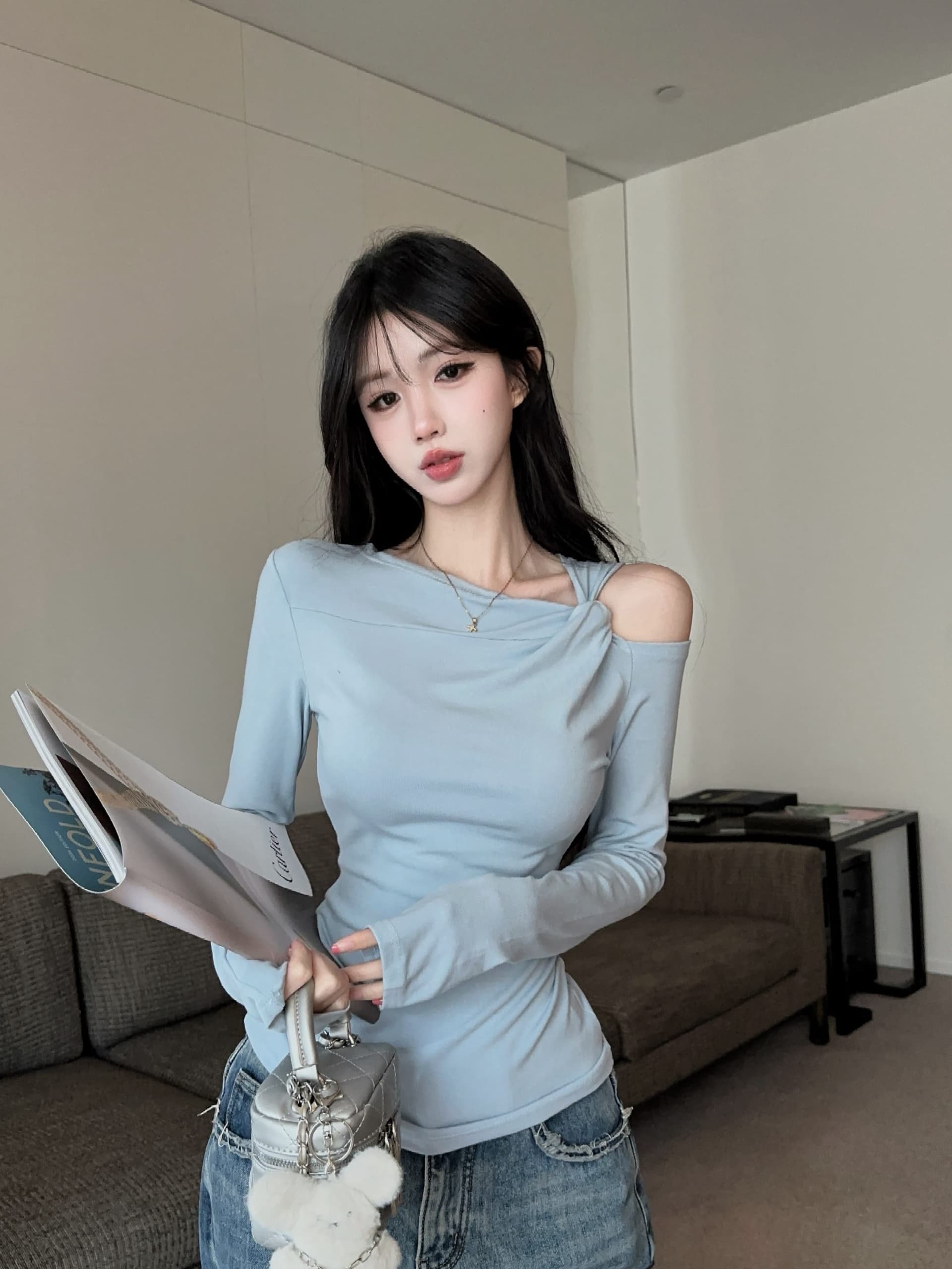 실사 정가 가을 새로운 디자인 센스 작은 대중 비틀림 비스듬한 칼라 오프숄더 티셔츠 맨위 여성 단색 긴팔 작은 셔츠 상세 이미지 8
