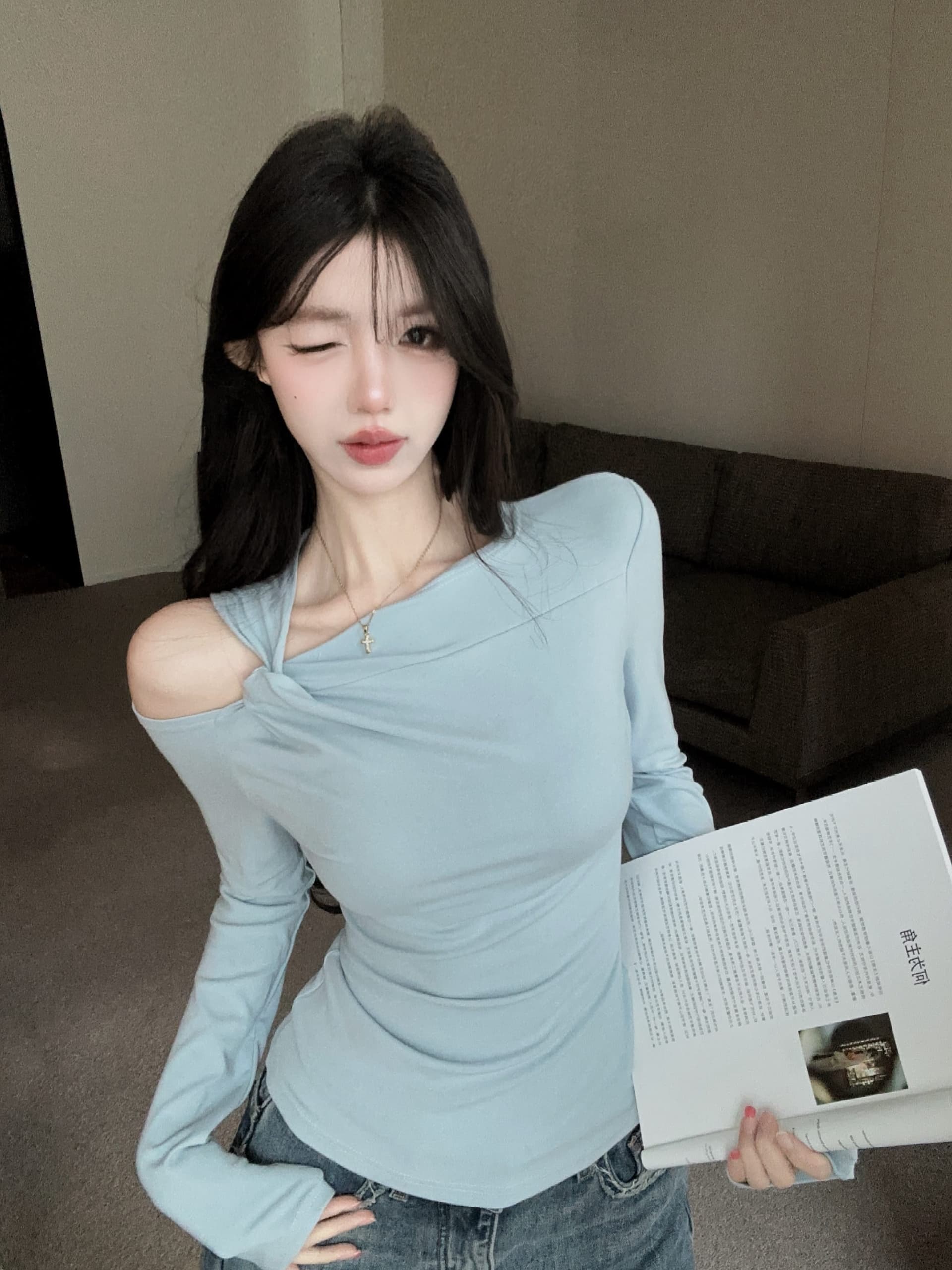 실사 정가 가을 새로운 디자인 센스 작은 대중 비틀림 비스듬한 칼라 오프숄더 티셔츠 맨위 여성 단색 긴팔 작은 셔츠 상세 이미지 9