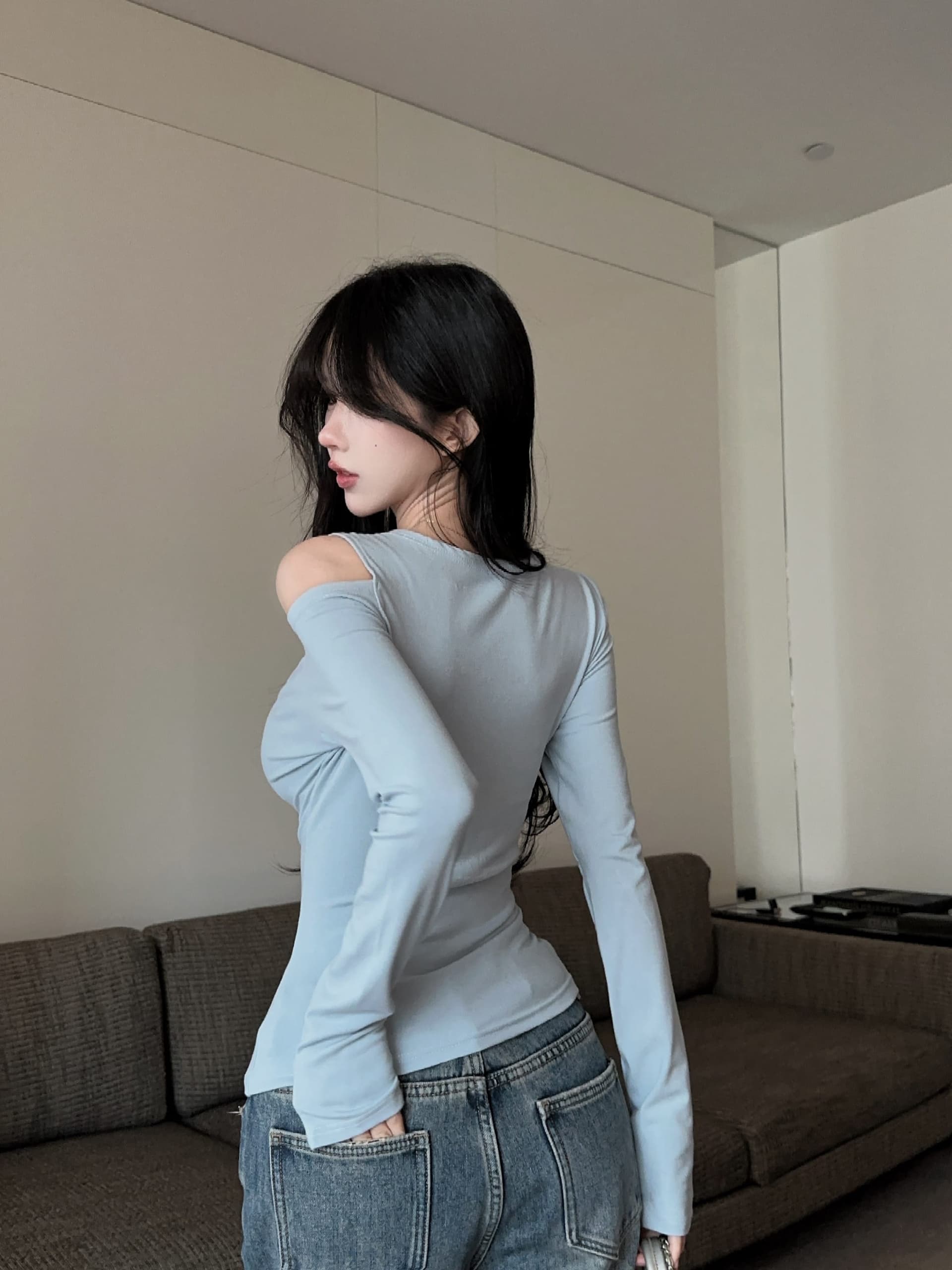 실사 정가 가을 새로운 디자인 센스 작은 대중 비틀림 비스듬한 칼라 오프숄더 티셔츠 맨위 여성 단색 긴팔 작은 셔츠 상세 이미지 11