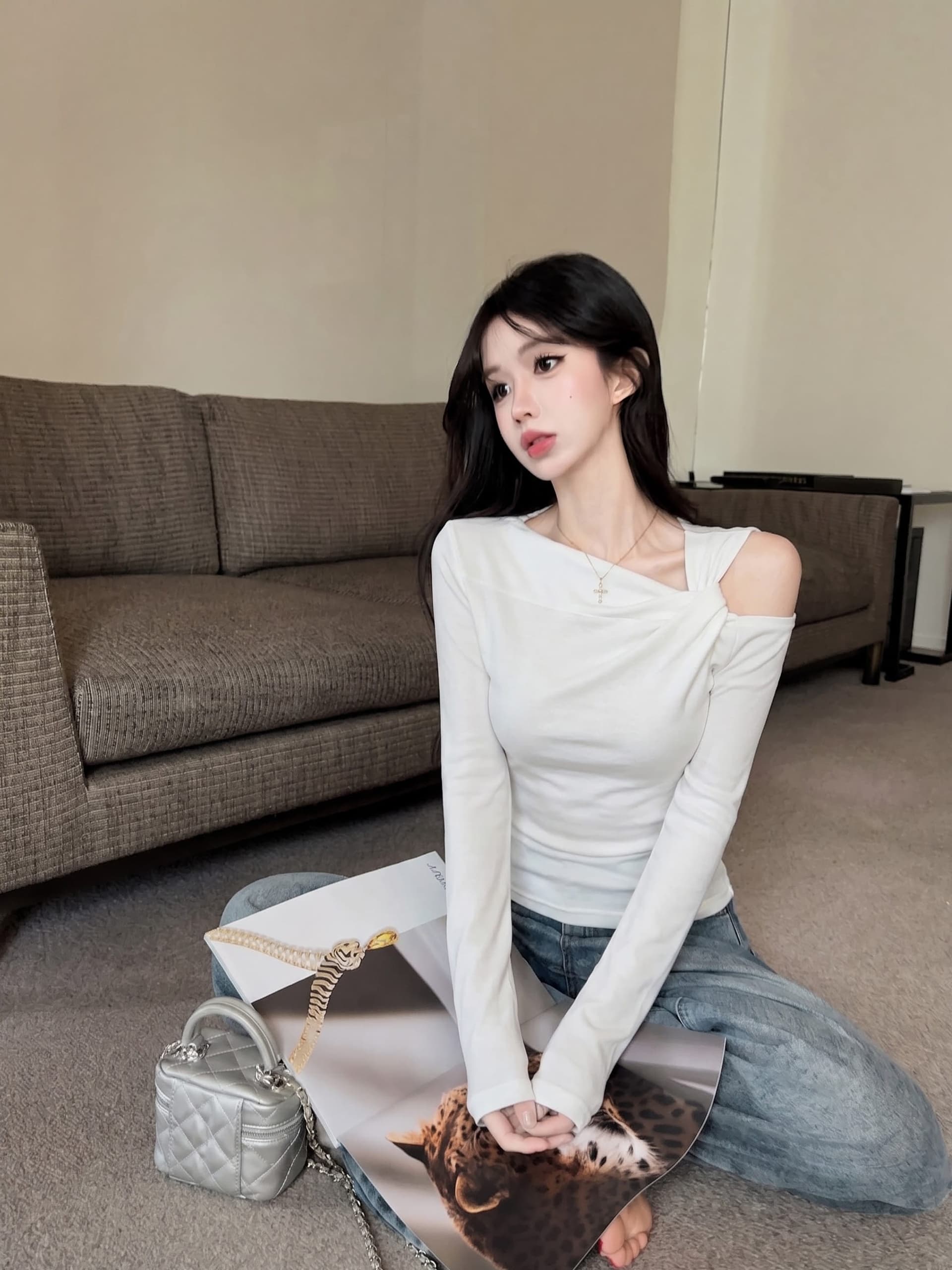 실사 정가 가을 새로운 디자인 센스 작은 대중 비틀림 비스듬한 칼라 오프숄더 티셔츠 맨위 여성 단색 긴팔 작은 셔츠 상세 이미지 15