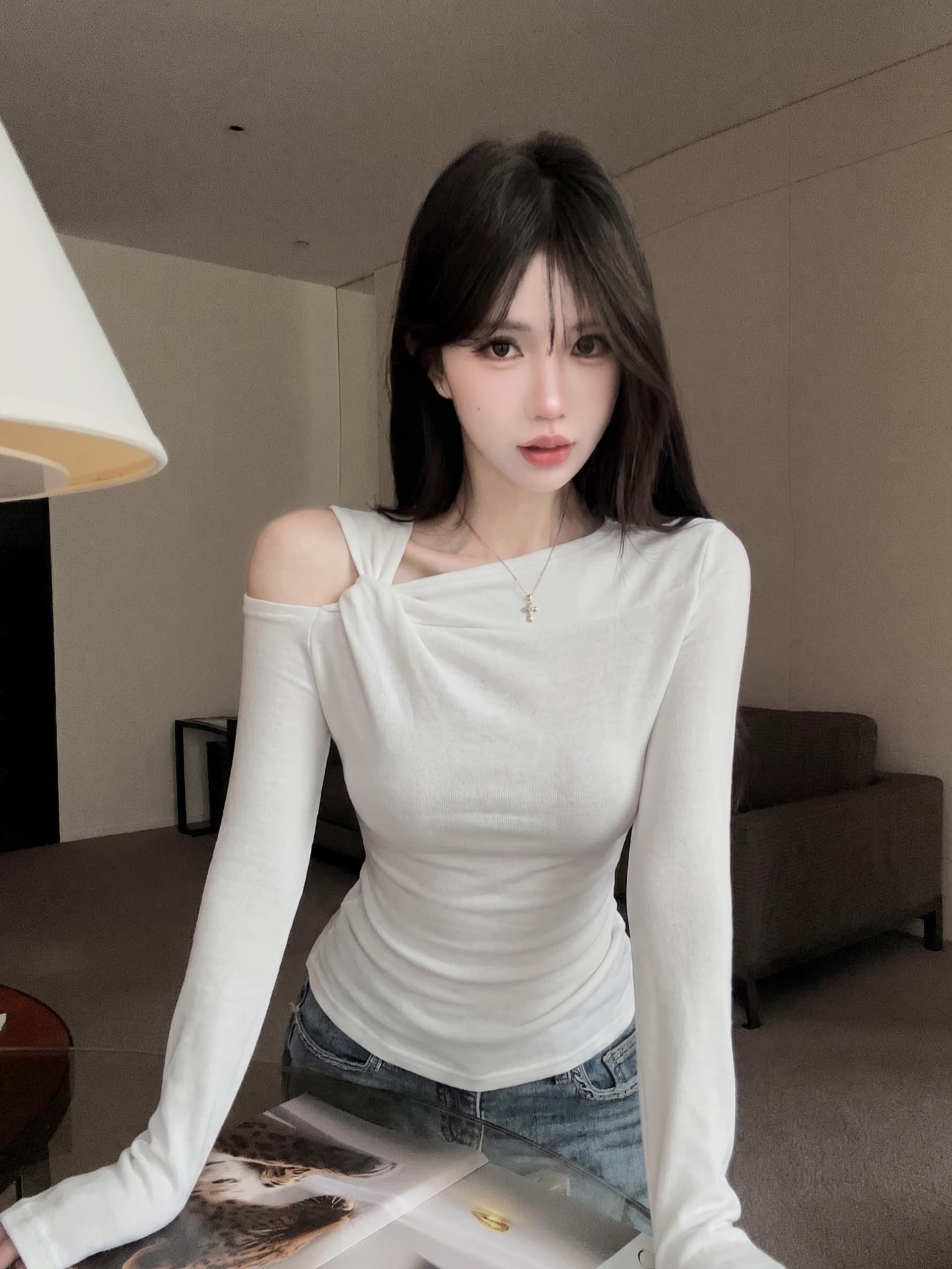 실사 정가 가을 새로운 디자인 센스 작은 대중 비틀림 비스듬한 칼라 오프숄더 티셔츠 맨위 여성 단색 긴팔 작은 셔츠 상세 이미지 16