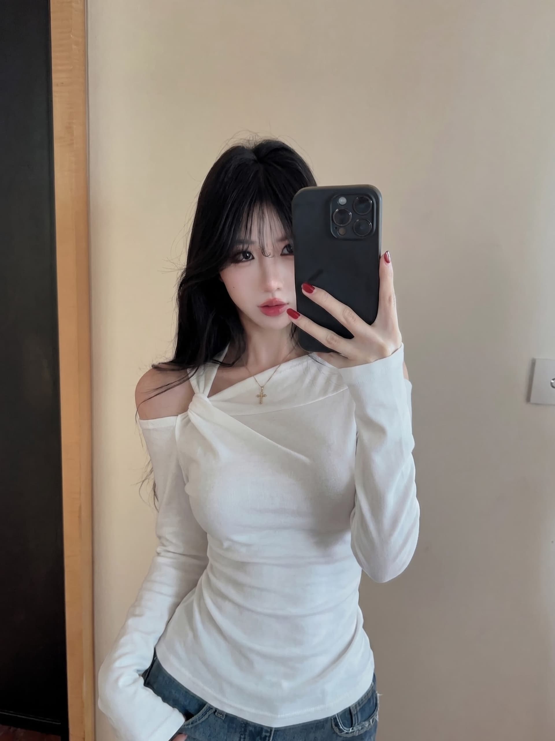 실사 정가 가을 새로운 디자인 센스 작은 대중 비틀림 비스듬한 칼라 오프숄더 티셔츠 맨위 여성 단색 긴팔 작은 셔츠 상세 이미지 25