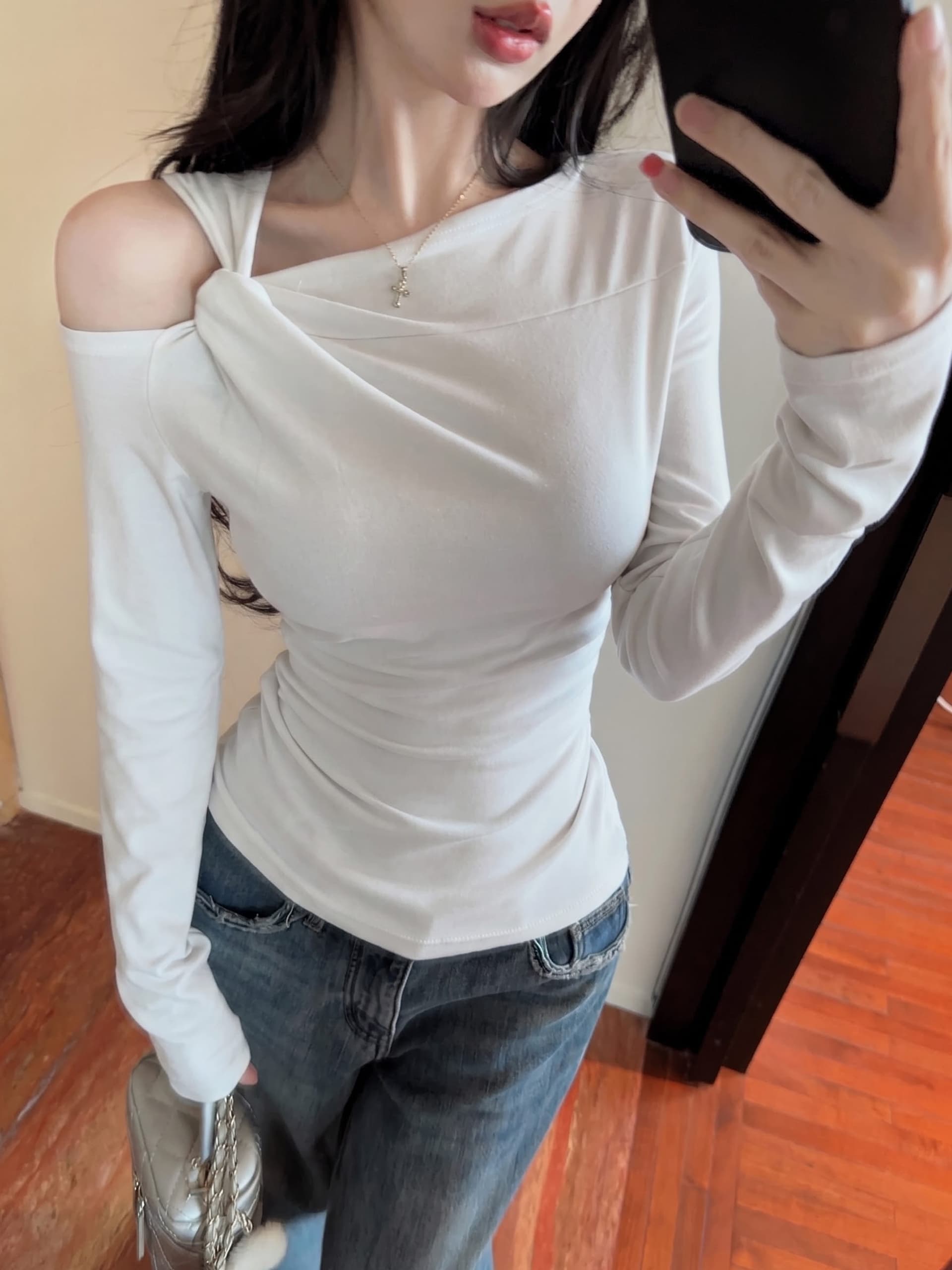 실사 정가 가을 새로운 디자인 센스 작은 대중 비틀림 비스듬한 칼라 오프숄더 티셔츠 맨위 여성 단색 긴팔 작은 셔츠 상세 이미지 26