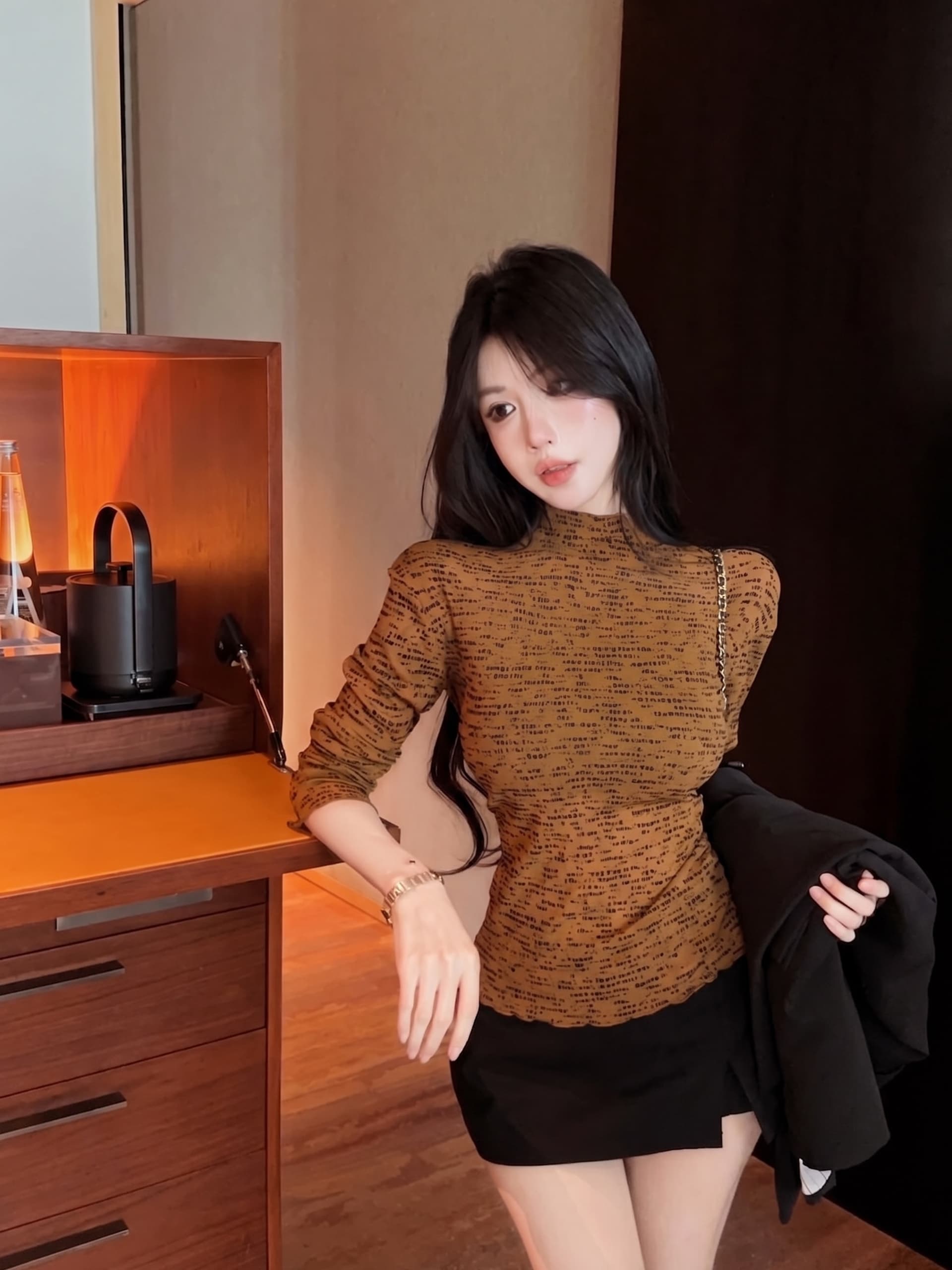 실사 정가 가을 디자인 센스 반하이넥 알파벳 프린트 티셔츠 여성 긴 소매 외출용 기본 셔츠 슬림해 보이는 맨위 상세 이미지 1