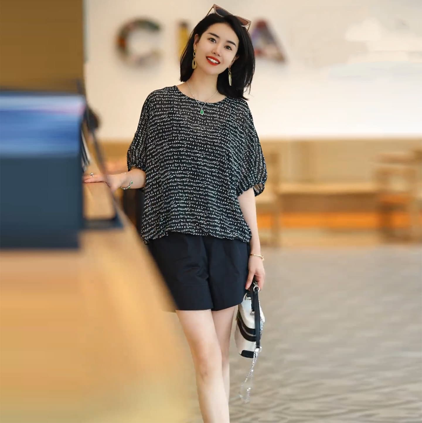 외국 가스 연령 감소 뽕나무 누에 실크 여성 셔츠 2026 여름 새로운 루즈핏 슬림해 보이는 캐주얼 디자인 센스 스트랩 맨위 상세 이미지 4
