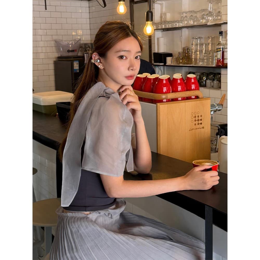 정가 재고 있음 한 부서 부드러운 바람 리본 셔츠 인사이드 가져 가라. 검정색 캐미솔 하이웨이스트 플리츠 반신 치마 세트 이미지 5