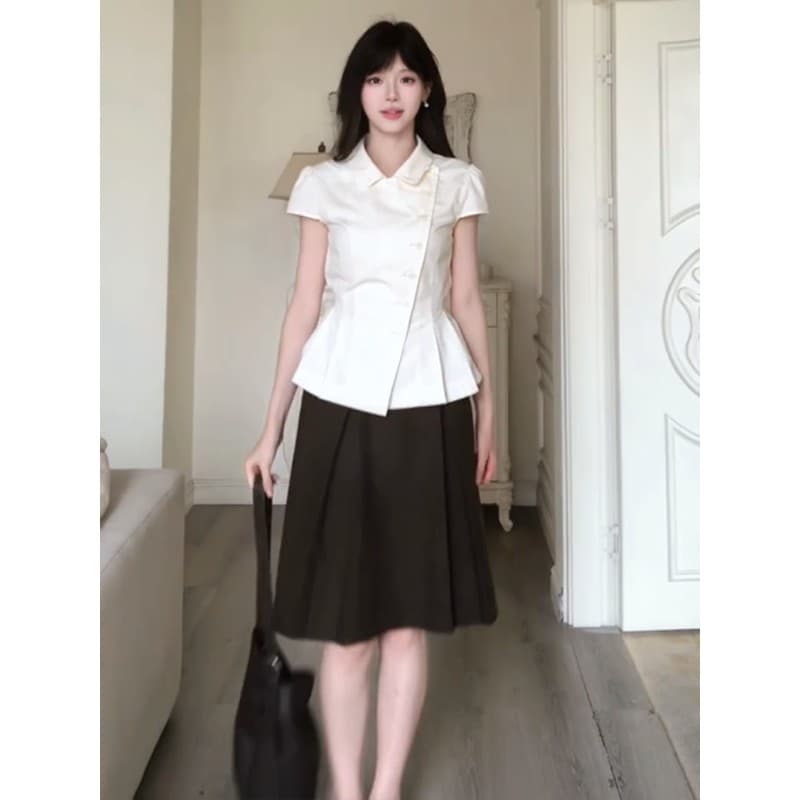 정가 한 부서 디자인 센스 비스듬한 버클 베이비 칼라 주름 여성 셔츠 여름 새로운 슬림해 보이는 반신 치마 세트 상세 이미지 3