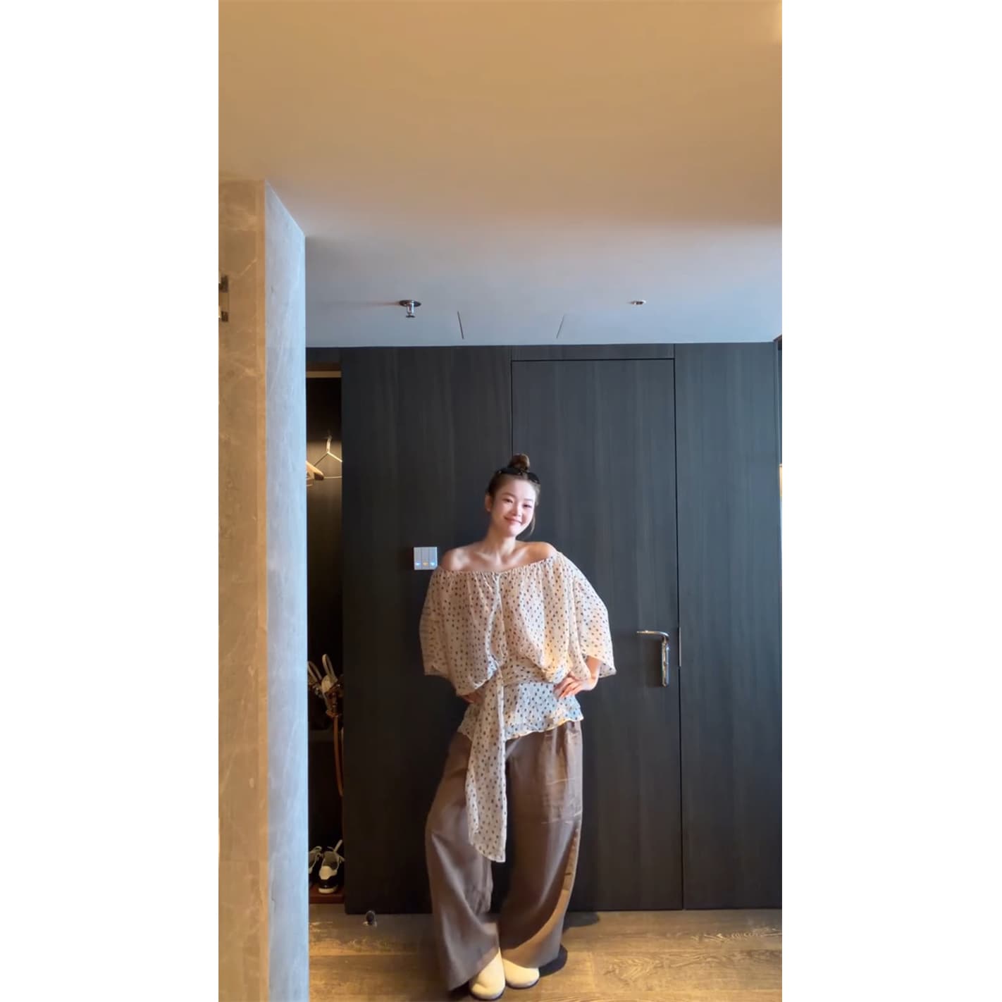 정가 재고 있음 프랑스식 부드러운 도트 무늬 오프숄더 허리 수축 리본 맨위 여성 여름 루즈핏 와이드 레그 팬츠 투피스 세트 이미지 4