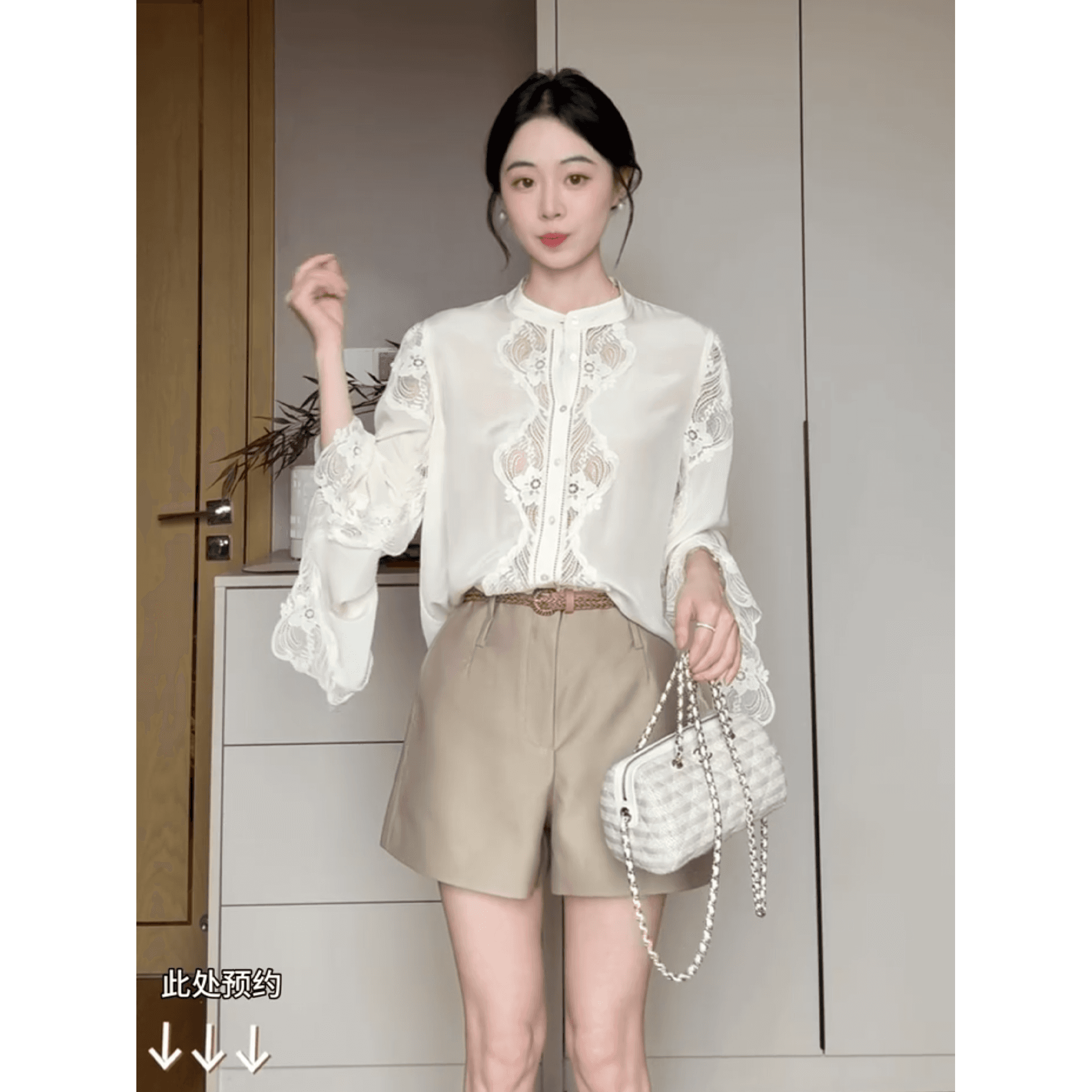 정가 이른 가을 빛 럭셔리 바람 홀로우 아웃 레이스 여성 셔츠 천 골드 디자인 센스 하이웨이스트 반바지 고귀한 세트 이미지 5
