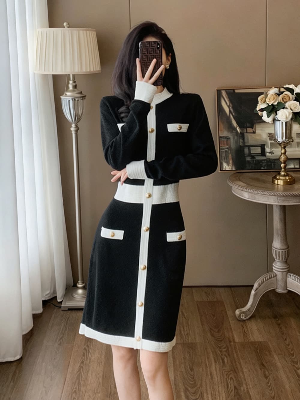 가을 작은 샤넬 스타일 배색 니트 여성 드레스 라운드 넥 긴팔 금속 버클 허리 수축 중간 길이 품격 스트레이트 치마 이미지 3