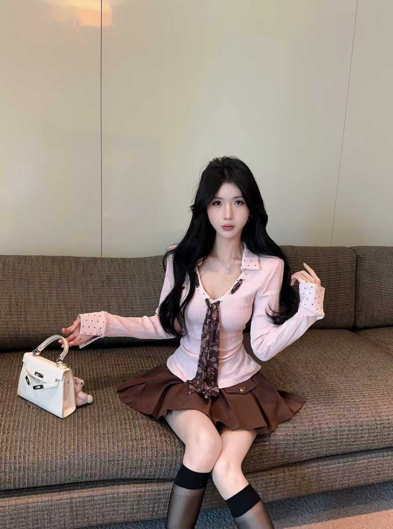 실사 핑크색 달콤함 V넥 니트 만나는 긴팔 커피 색상 플리츠 미니 스커트 한 부서 착용 가져 가라. 세트