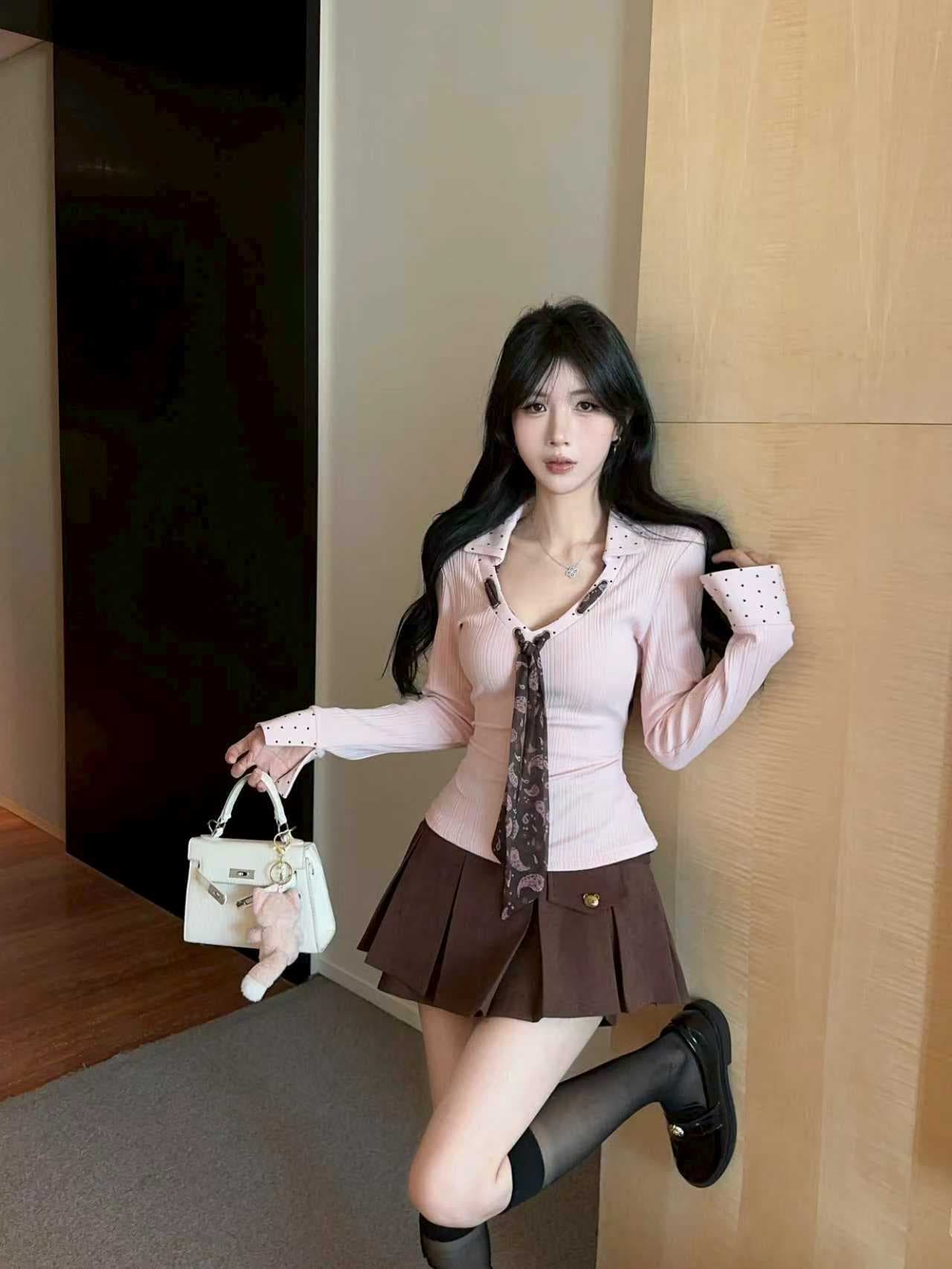 실사 핑크색 달콤함 V넥 니트 만나는 긴팔 커피 색상 플리츠 미니 스커트 한 부서 착용 가져 가라. 세트 이미지 4