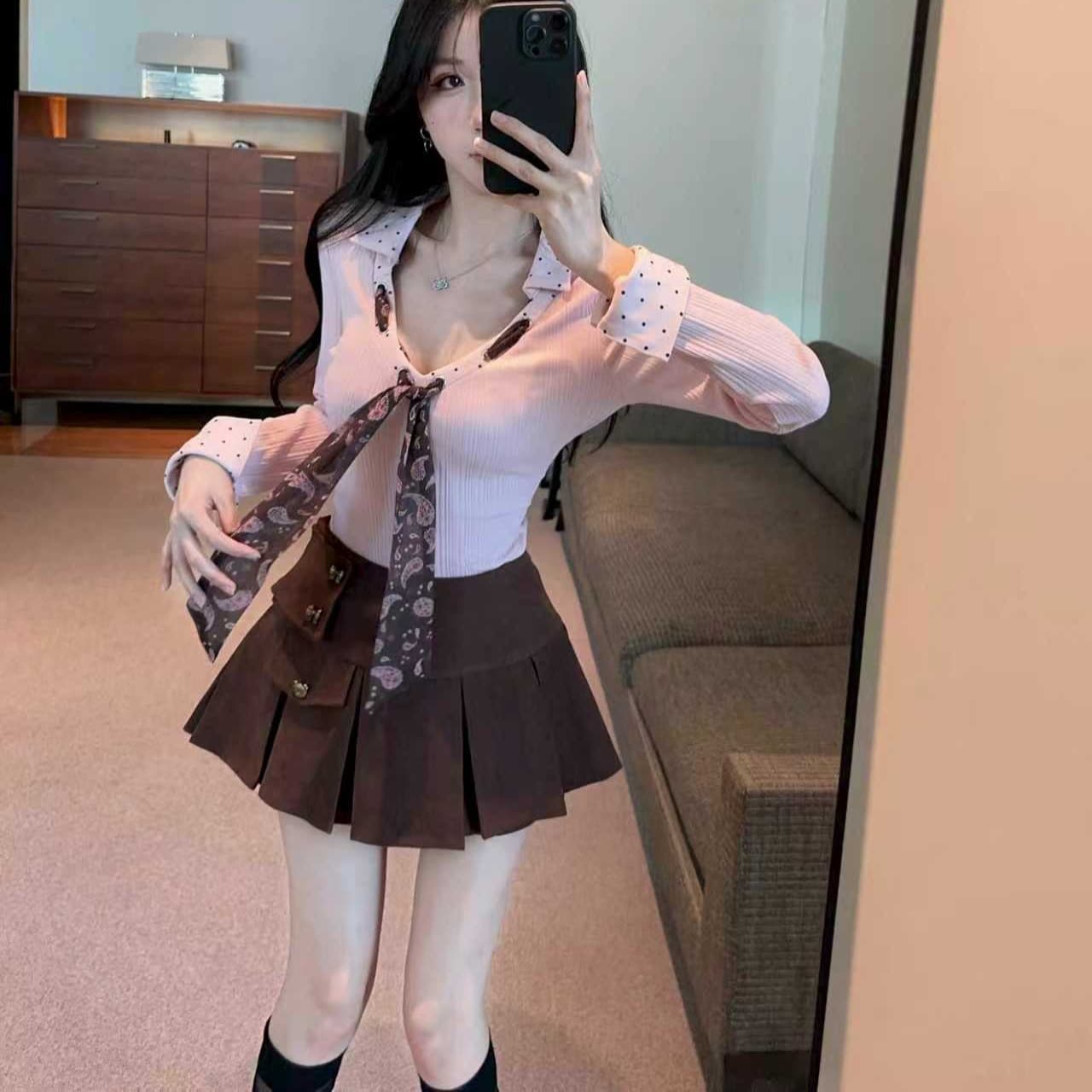 실사 핑크색 달콤함 V넥 니트 만나는 긴팔 커피 색상 플리츠 미니 스커트 한 부서 착용 가져 가라. 세트 이미지 5