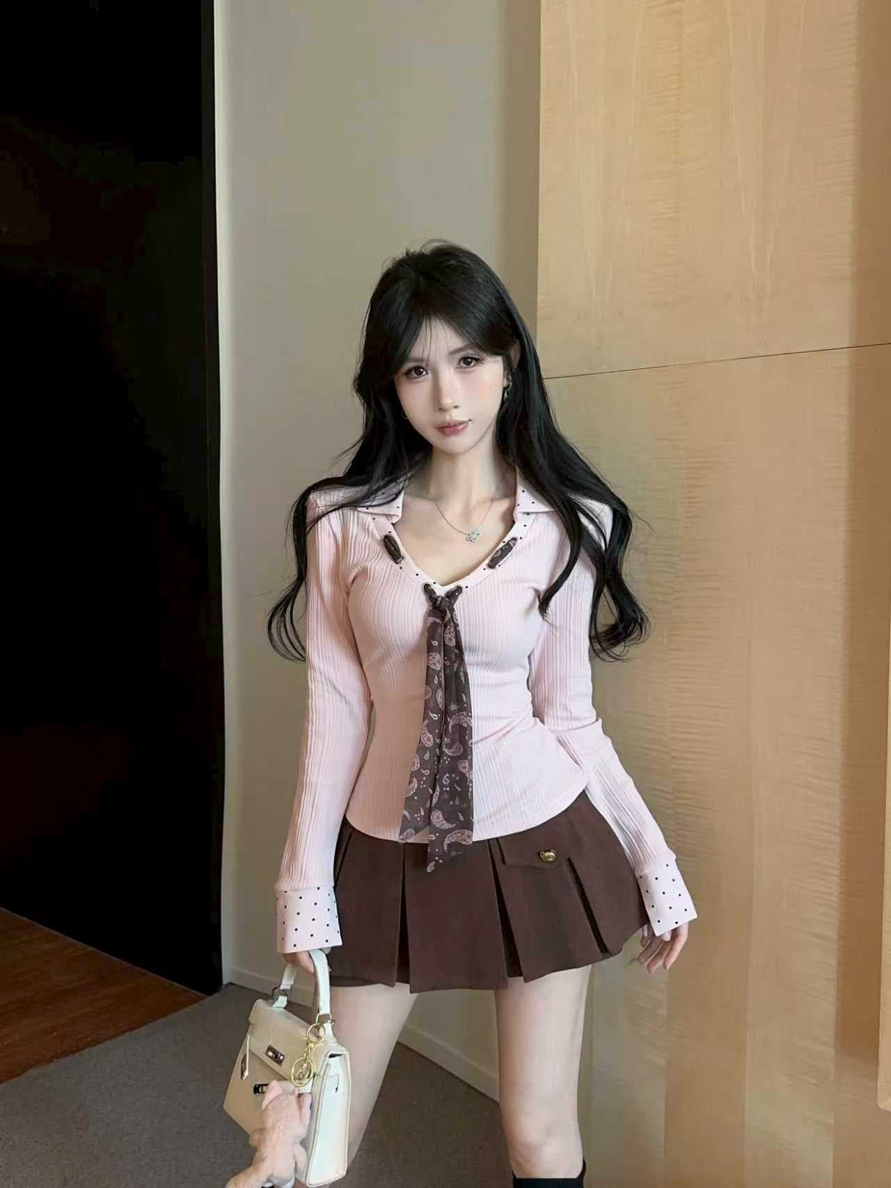 실사 핑크색 달콤함 V넥 니트 만나는 긴팔 커피 색상 플리츠 미니 스커트 한 부서 착용 가져 가라. 세트 상세 이미지 9