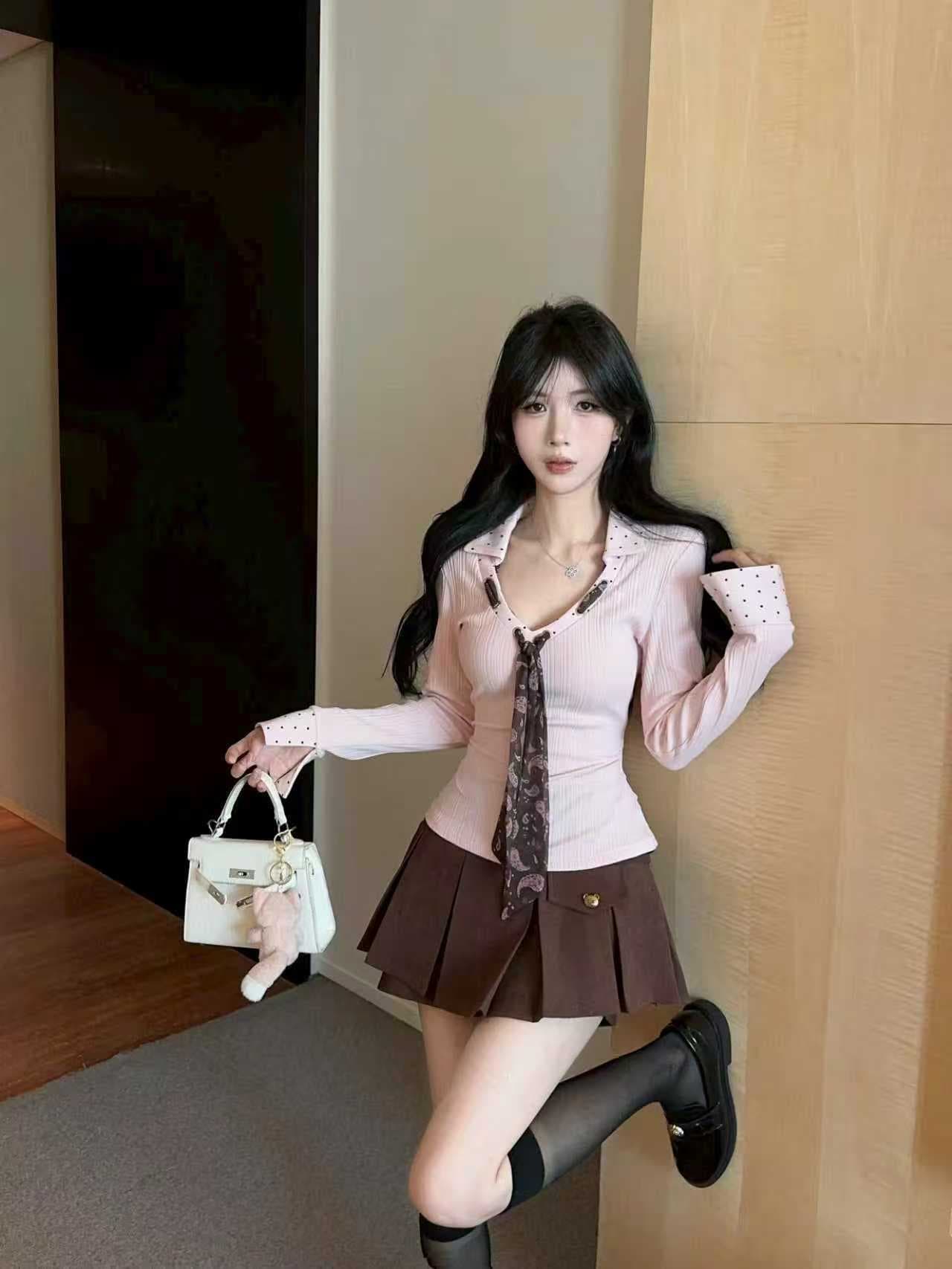 실사 핑크색 달콤함 V넥 니트 만나는 긴팔 커피 색상 플리츠 미니 스커트 한 부서 착용 가져 가라. 세트 상세 이미지 3