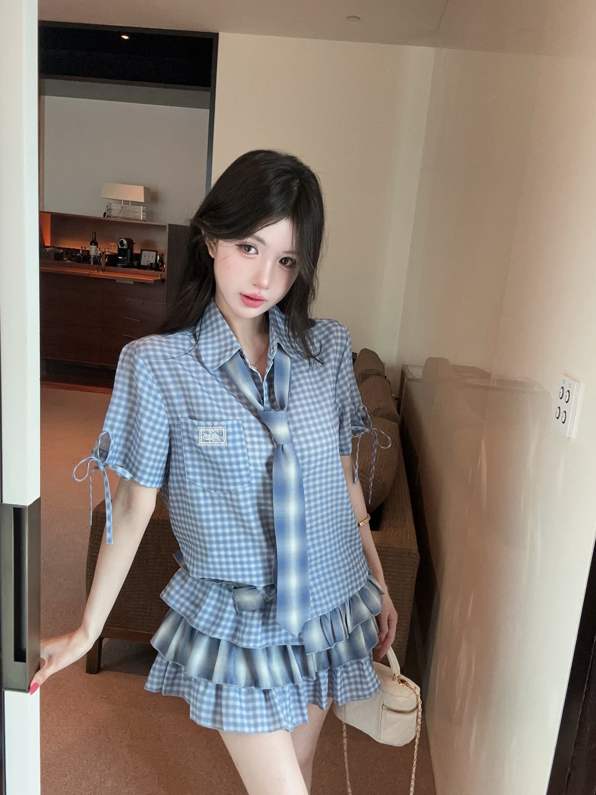 실사 학원 스타일 디자인 센스 레이스 밑단 체크무늬 넥타이 베이비 칼라 파란색 체크무늬 반팔 여성 셔츠 이미지 3
