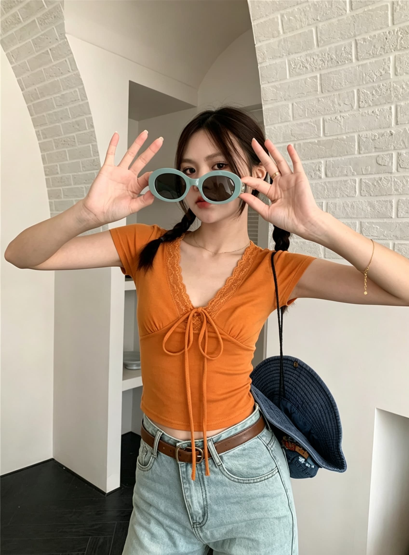 신제품 한 부서 몸매 가꾸기 빨간색 레이스 조각 스트랩 V넥 긍정적 인 어깨 반팔 티셔츠 여성 상세 이미지 5