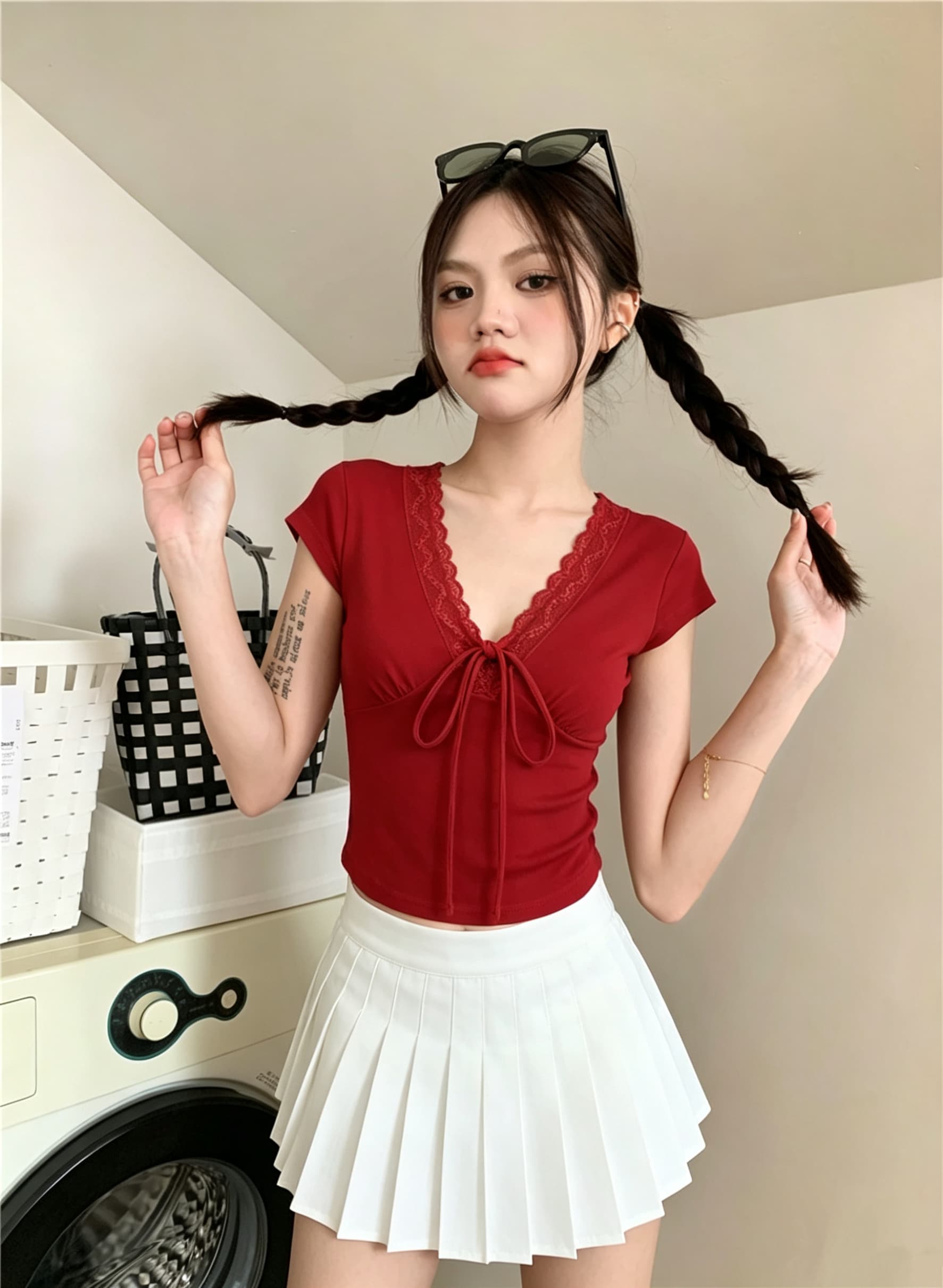 신제품 한 부서 몸매 가꾸기 빨간색 레이스 조각 스트랩 V넥 긍정적 인 어깨 반팔 티셔츠 여성 상세 이미지 7