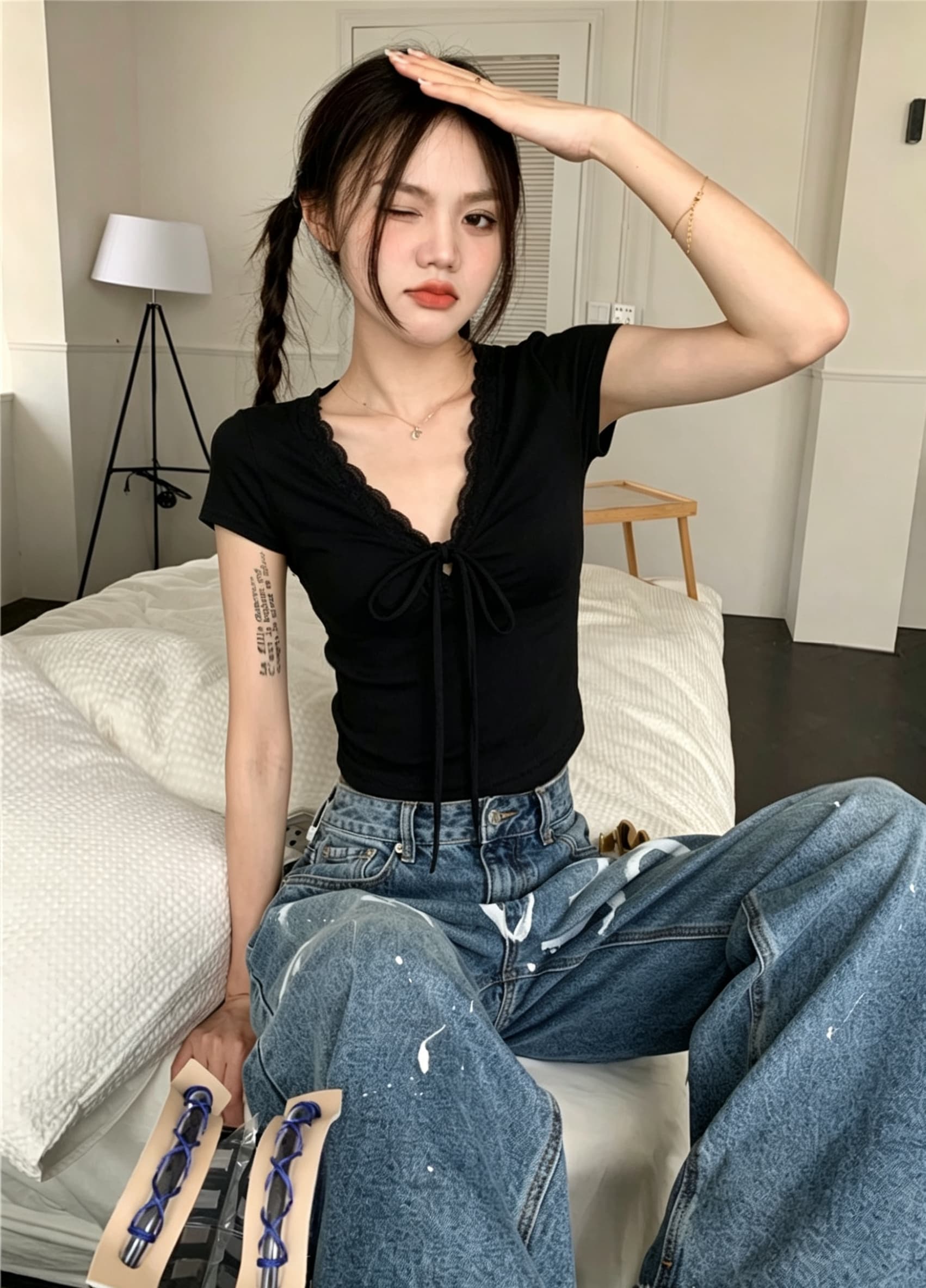 신제품 한 부서 몸매 가꾸기 빨간색 레이스 조각 스트랩 V넥 긍정적 인 어깨 반팔 티셔츠 여성 상세 이미지 8