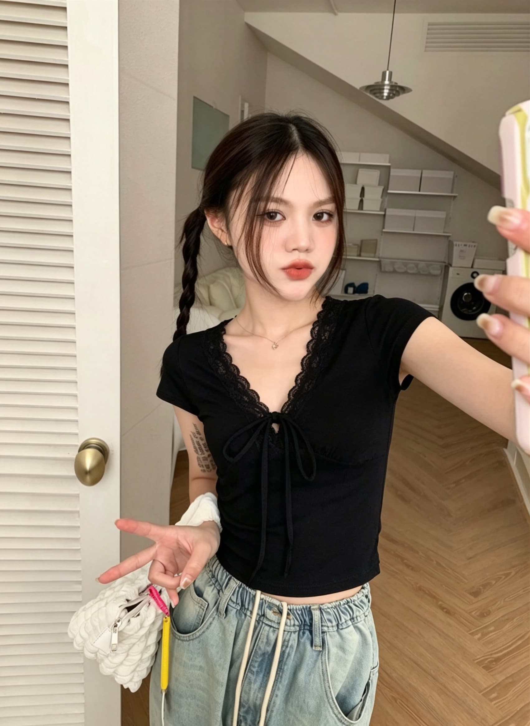 신제품 한 부서 몸매 가꾸기 빨간색 레이스 조각 스트랩 V넥 긍정적 인 어깨 반팔 티셔츠 여성 상세 이미지 10