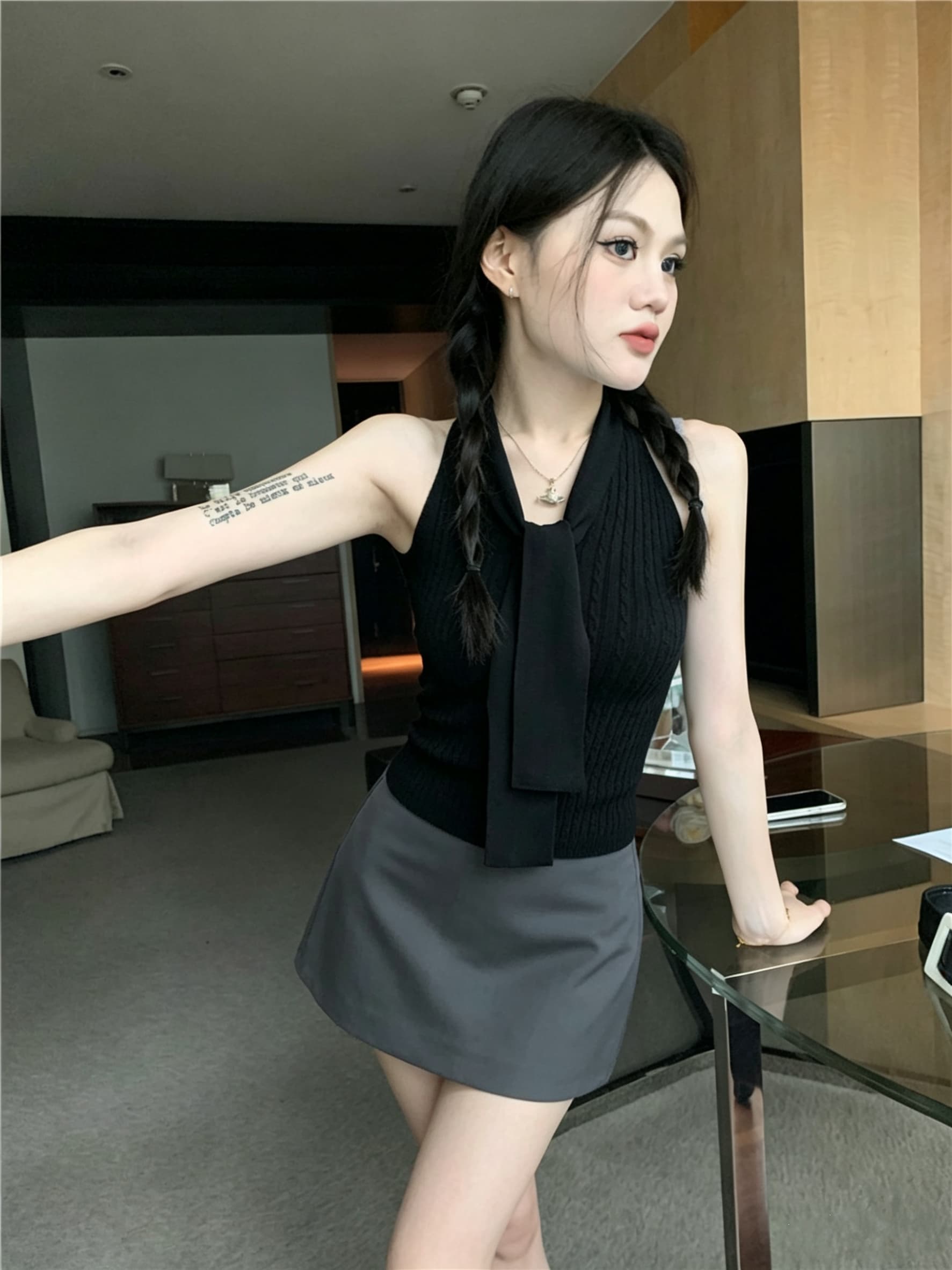 신제품 한 부서 단색 꽈배기 레이스업 조끼 니트 스웨터 여성 여름 민소매 몸매 가꾸기 슬림해 보이는 캐주얼 맨위 상세 이미지 3