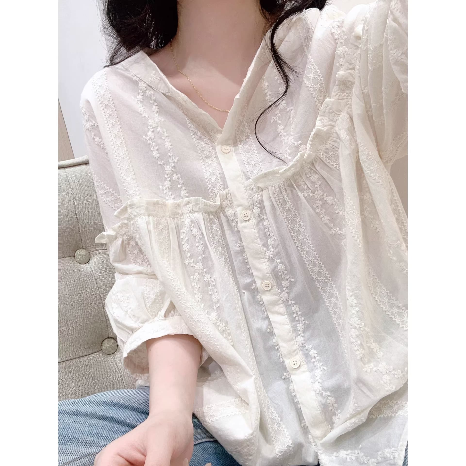 화이트 패치워크 꽃무늬 자수 디자인 센스 작은 대중 여성 셔츠 루즈핏 슬림해 보이는 셔츠 품격 인사이드 가져 가라. 긴팔 맨위 이미지 2