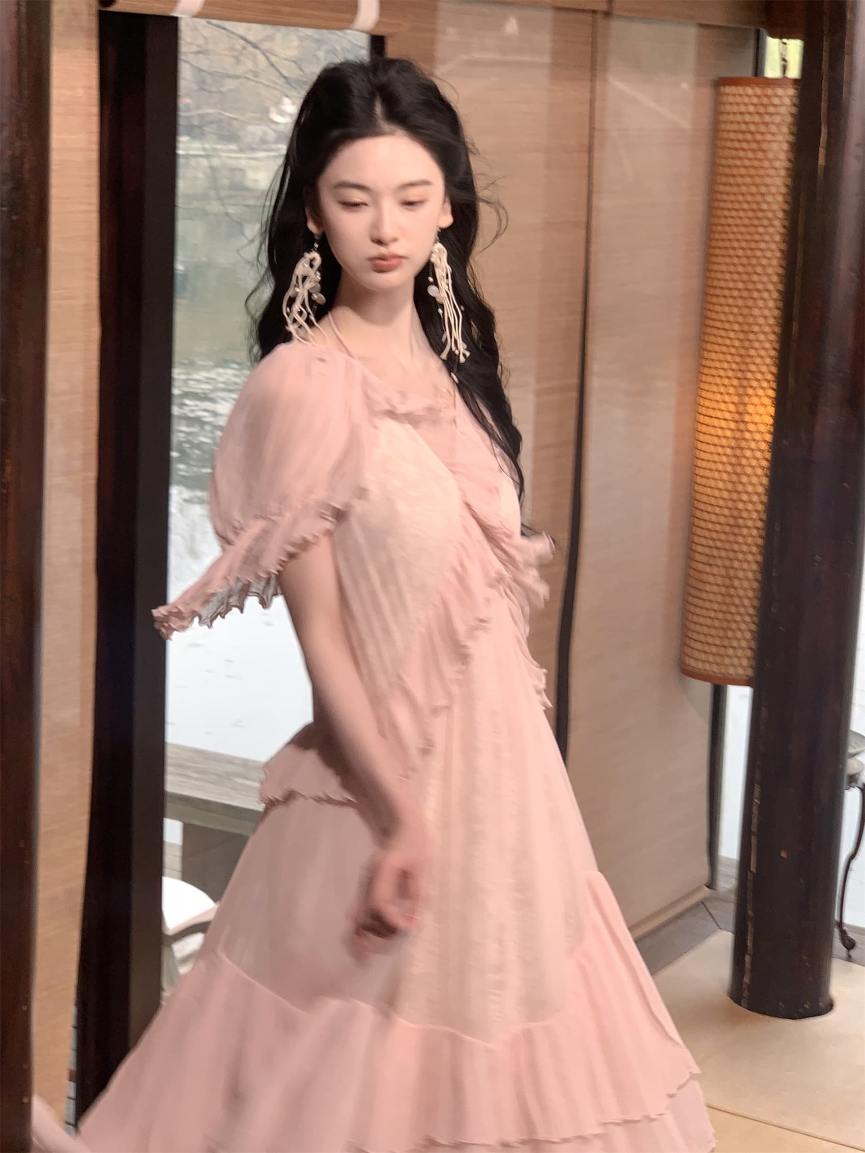 하나부터 순간 복숭아꽃섬 프랑스식 레트로 V넥 드레스 프릴 디자인 부드러운 슬림해 보이는 빅 플레어 스커트 상세 이미지 22