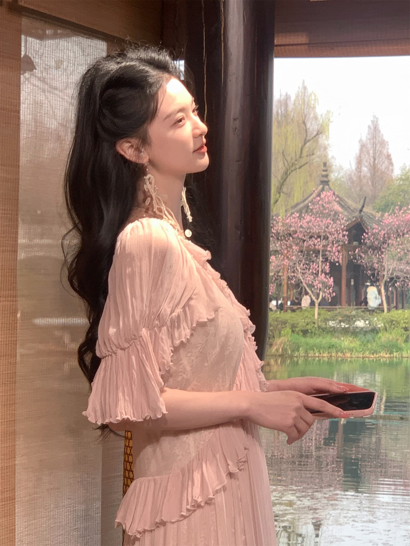 하나부터 순간 복숭아꽃섬 프랑스식 레트로 V넥 드레스 프릴 디자인 부드러운 슬림해 보이는 빅 플레어 스커트 상세 이미지 57