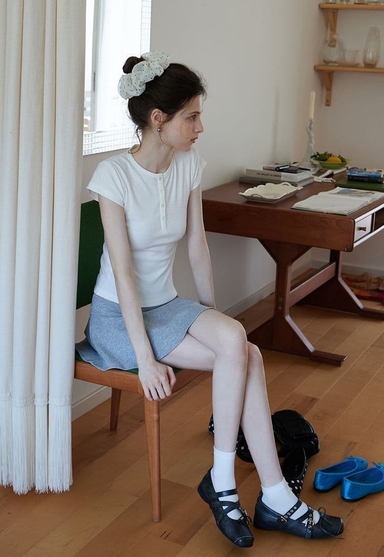 원본 품질 프랑스식 단추 디자인 미니멀리즘 작은 날다 소매 티셔츠 2026 여름 연령 감소 몸매 가꾸기 슬림해 보이는 맨위 여성 이미지 3
