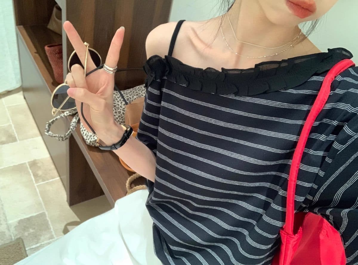 원본 품질 디자인 센스 프릴 스트라이프 루즈핏 비대칭 비스듬한 어깨 슬립 티셔츠 여성 2026 여름 맨위 상세 이미지 2