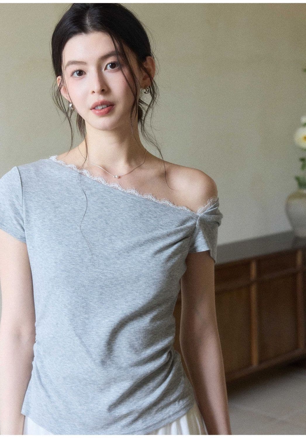 원본 품질 불규칙 비스듬한 어깨 레이스 조각 출퇴근 반팔 티셔츠 여성 2026 새로운 품격 몸매 가꾸기 맨위 상세 이미지 12
