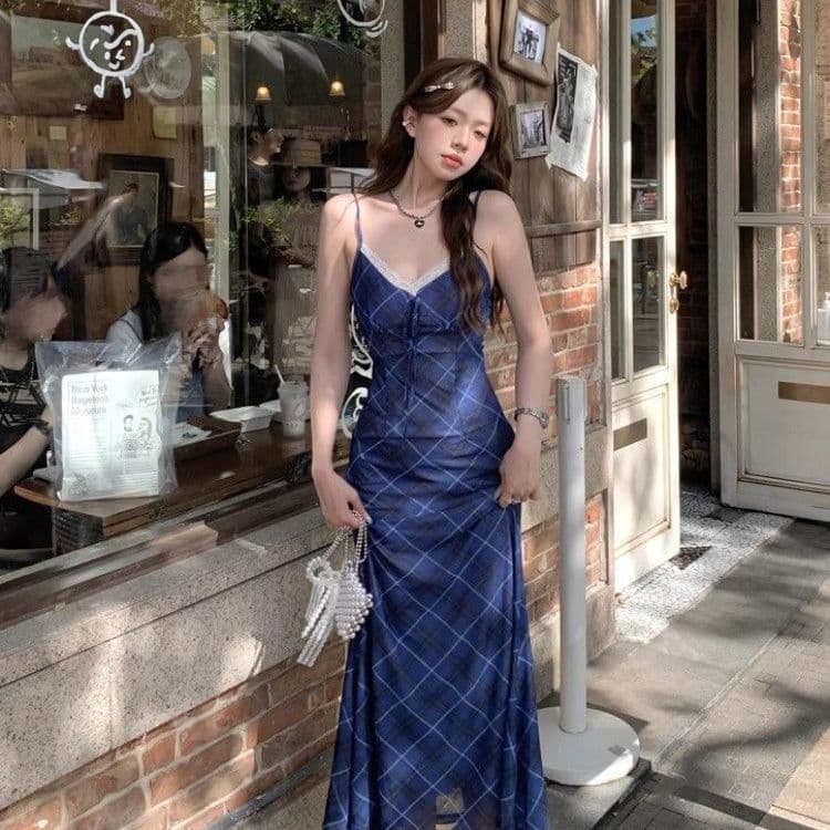 2026 프랑스식 슈퍼 요정 레트로 블루 체크무늬 슬립 여성 드레스 여름 휴가 품격 백리스 허리 수축 슬림해 보이는 롱 스커트