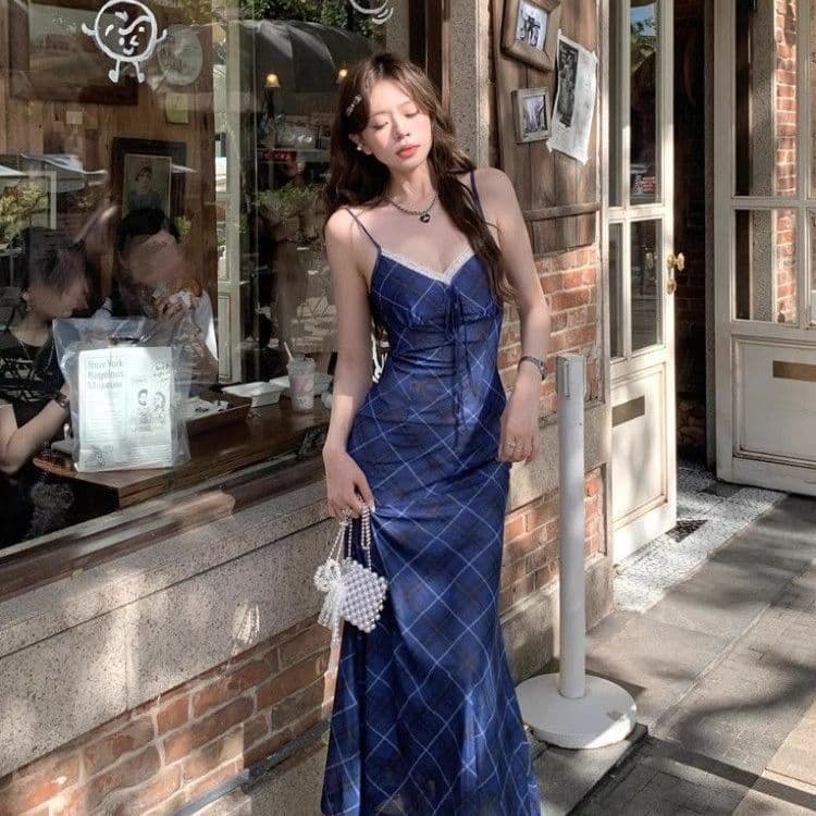 2026 프랑스식 슈퍼 요정 레트로 블루 체크무늬 슬립 여성 드레스 여름 휴가 품격 백리스 허리 수축 슬림해 보이는 롱 스커트 이미지 3