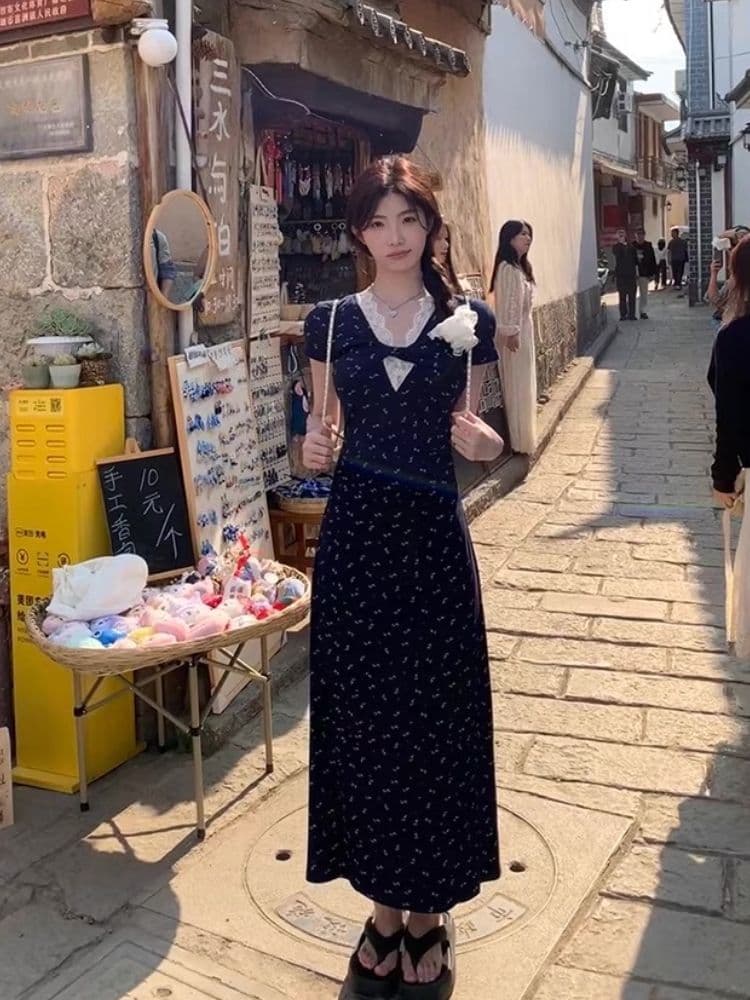 파란색 프랑스식 여성 드레스 여름 2026 새로운 V넥 품격 슬림해 보이는 한 마디 롱 스커트 허리 수축 레이스 꽃무늬 치마