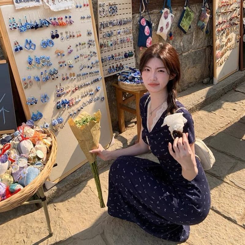 파란색 프랑스식 여성 드레스 여름 2026 새로운 V넥 품격 슬림해 보이는 한 마디 롱 스커트 허리 수축 레이스 꽃무늬 치마 이미지 5