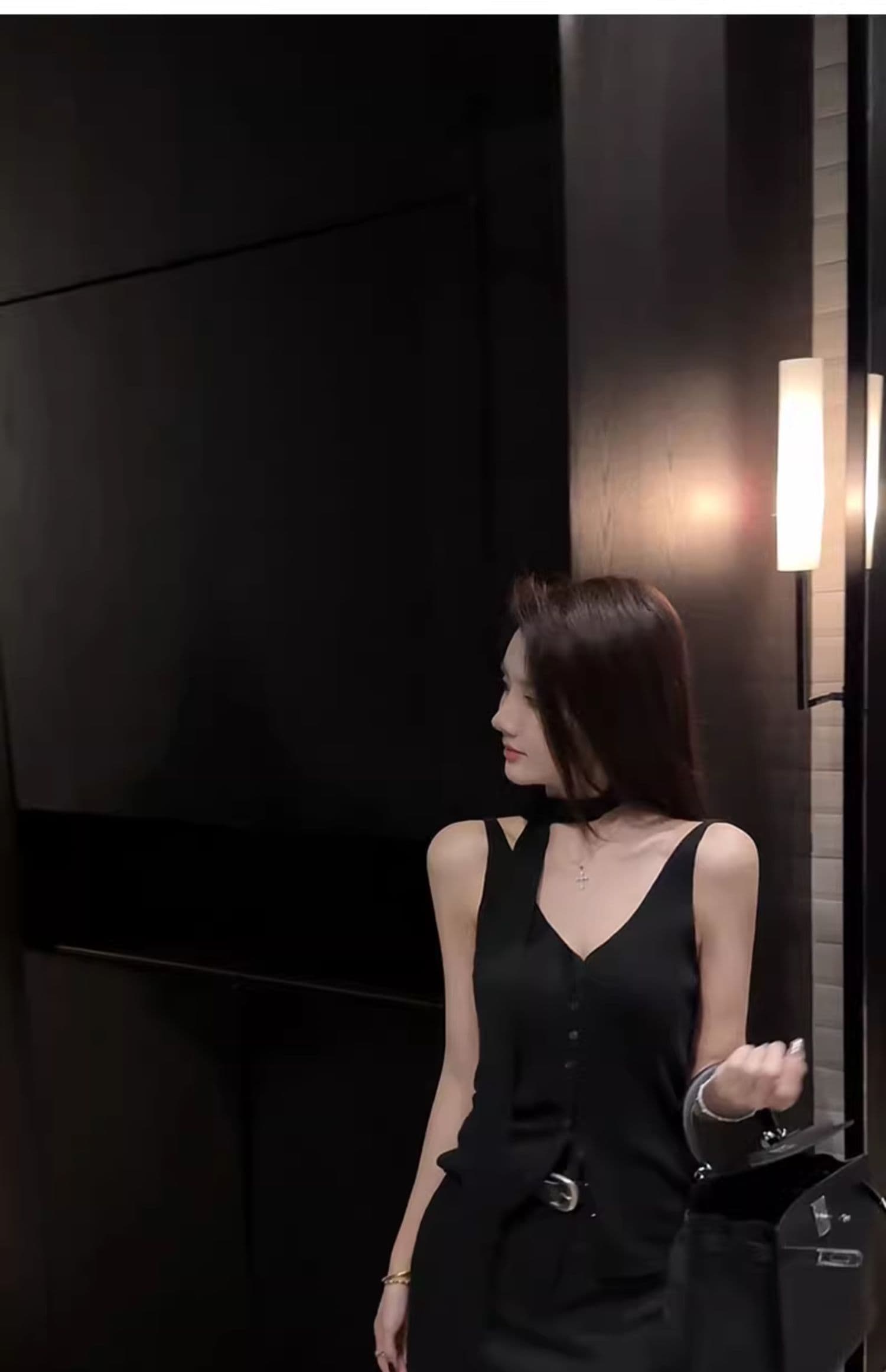 디자인 센스 황색 V넥 캐미솔 로드 중 2026 여름 새로운 작은 대중 몸매 가꾸기 싱글 줄 버튼 니트 맨위 상세 이미지 22