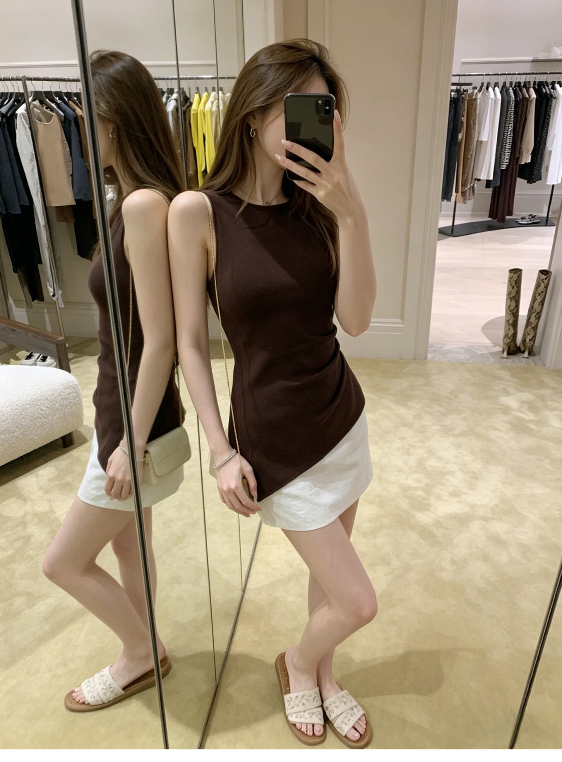 2026 슈퍼 화재 연령 감소 여름 프랑스식 디자인 센스 슬림해 보이는 불규칙 라운드 넥 핀치 Pleat 측면 트임 조끼 맨위 여성 이미지 2