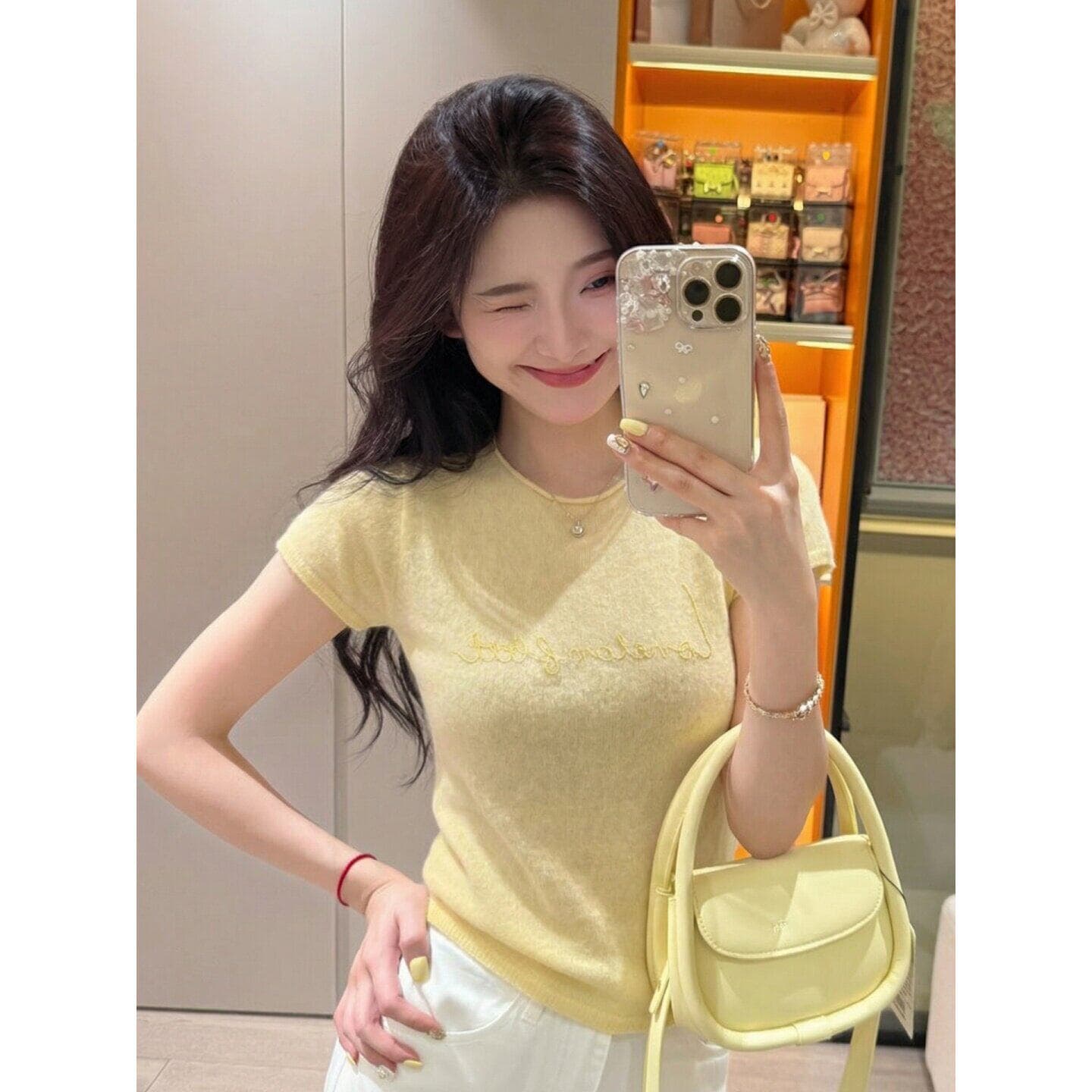 한 부서 황색 알파벳 긍정적 인 어깨 반팔 티셔츠 여성 여름 새로운 2026 슈퍼 화재 연령 감소 자이언트 잘 생긴 아름다운 맨위 이미지 4
