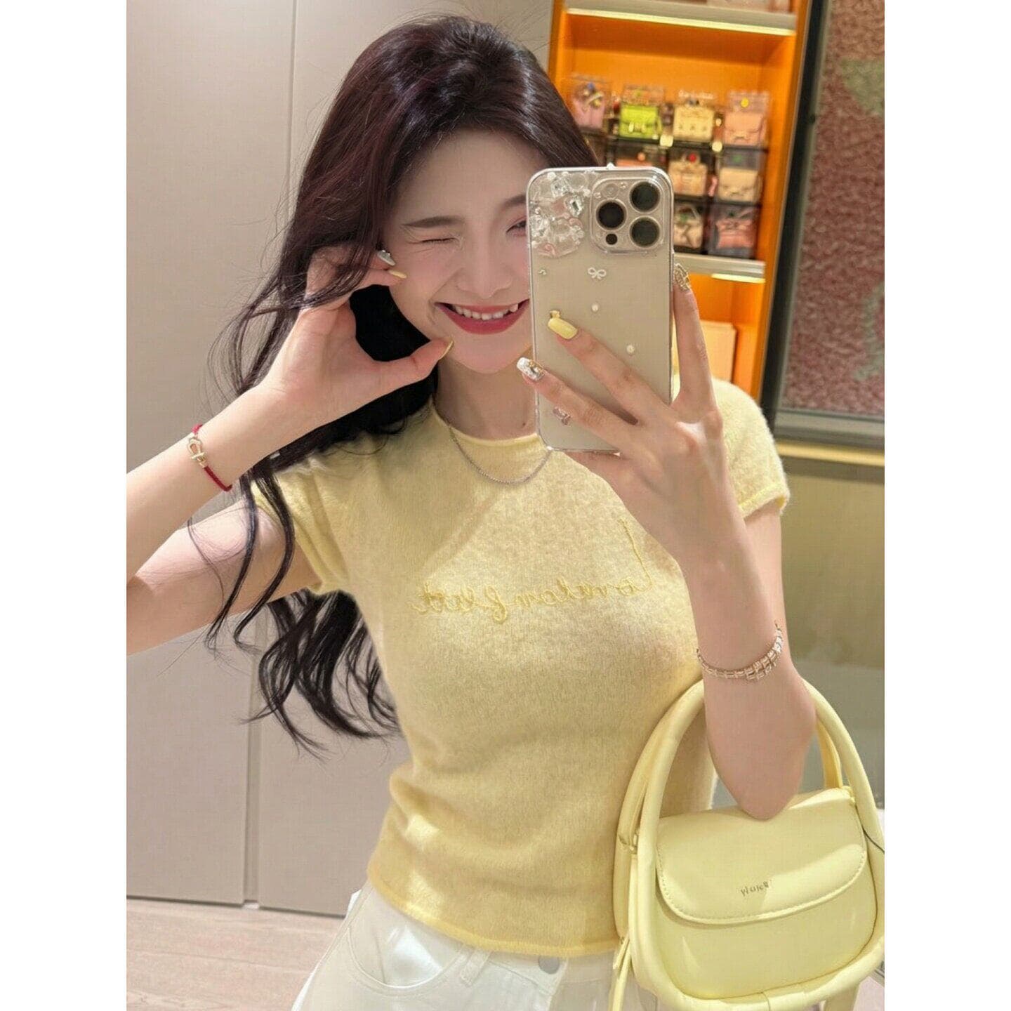 한 부서 황색 알파벳 긍정적 인 어깨 반팔 티셔츠 여성 여름 새로운 2026 슈퍼 화재 연령 감소 자이언트 잘 생긴 아름다운 맨위 상세 이미지 4
