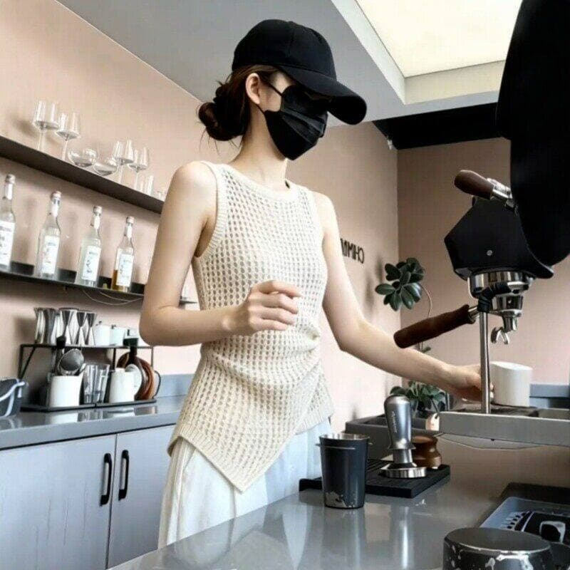 미니멀리즘 바람 단색 홀로우 아웃 라운드 넥 민소매 니트 티셔츠 여성 여름 새로운 몸매 가꾸기 슬림해 보이는 고유 한 캐주얼 맨위 이미지 5