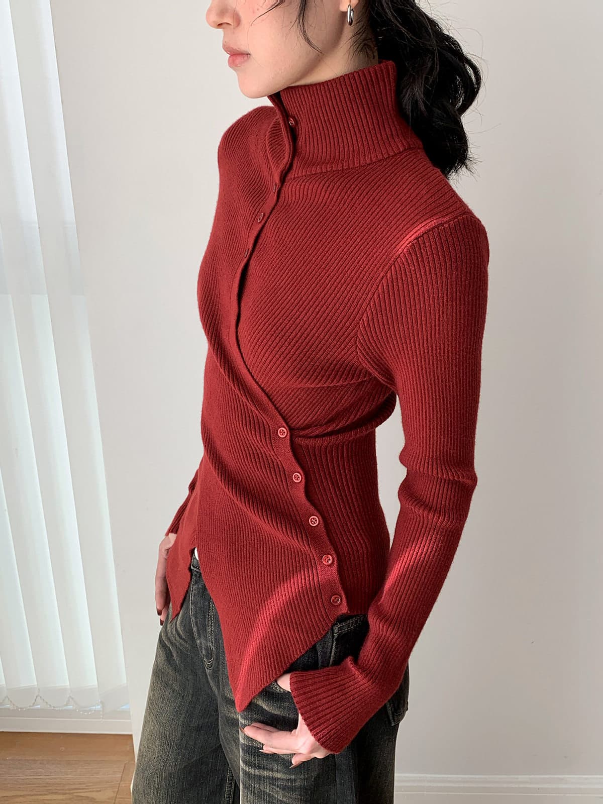 ambosc 봄 신제품 한국 세련된 불규칙 비스듬한 襟 단추 디자인 센스 몸매 가꾸기 여성 터틀넥 니트 스웨터 상세 이미지 18