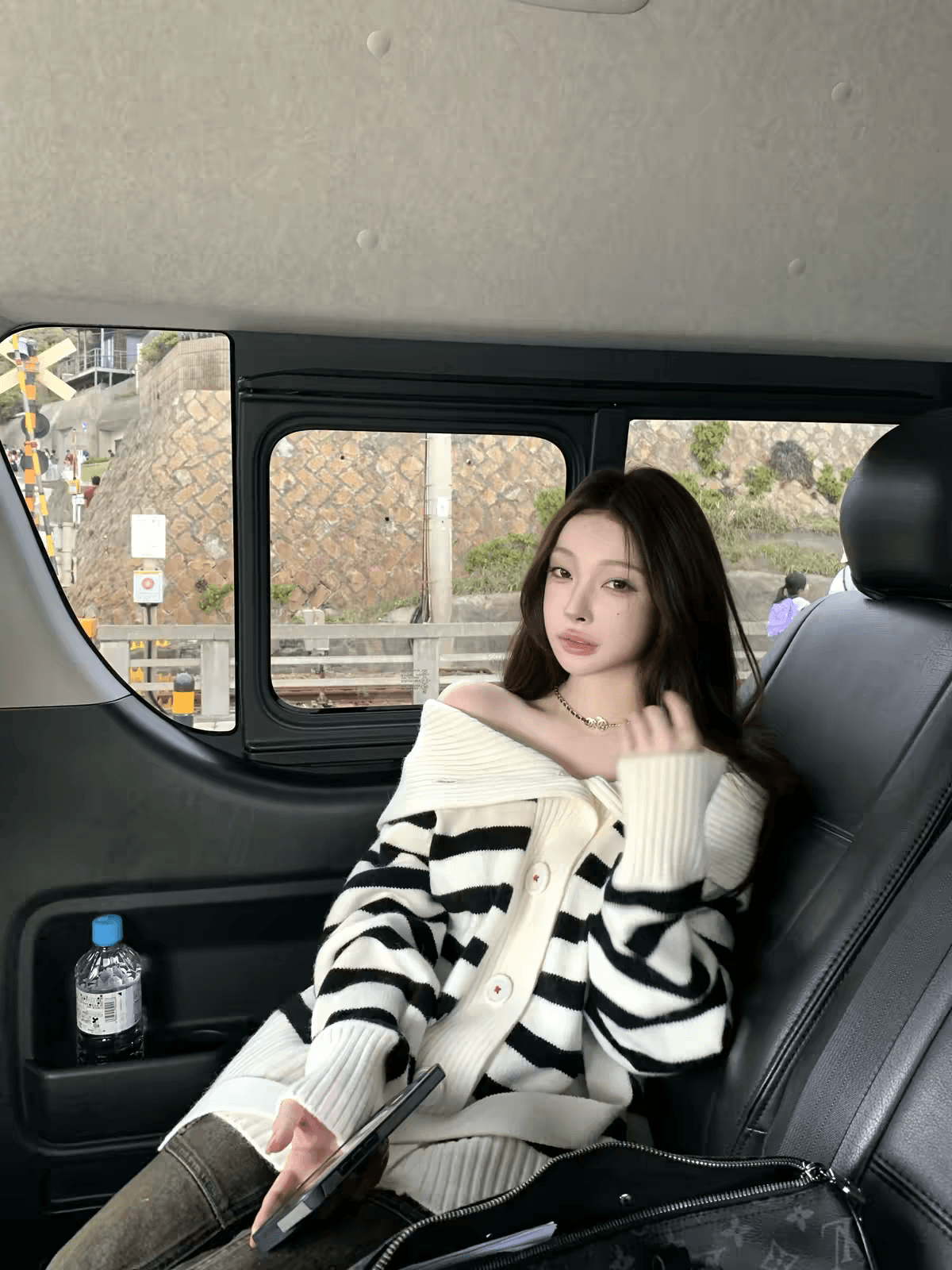 suuuicee 작은 ㅁ 편지 순수한 욕망 오프숄더 폴로 칼라 스트라이프 스웨터 오픈 가디건 허리 수축 루즈핏 니트 재킷 이미지 4