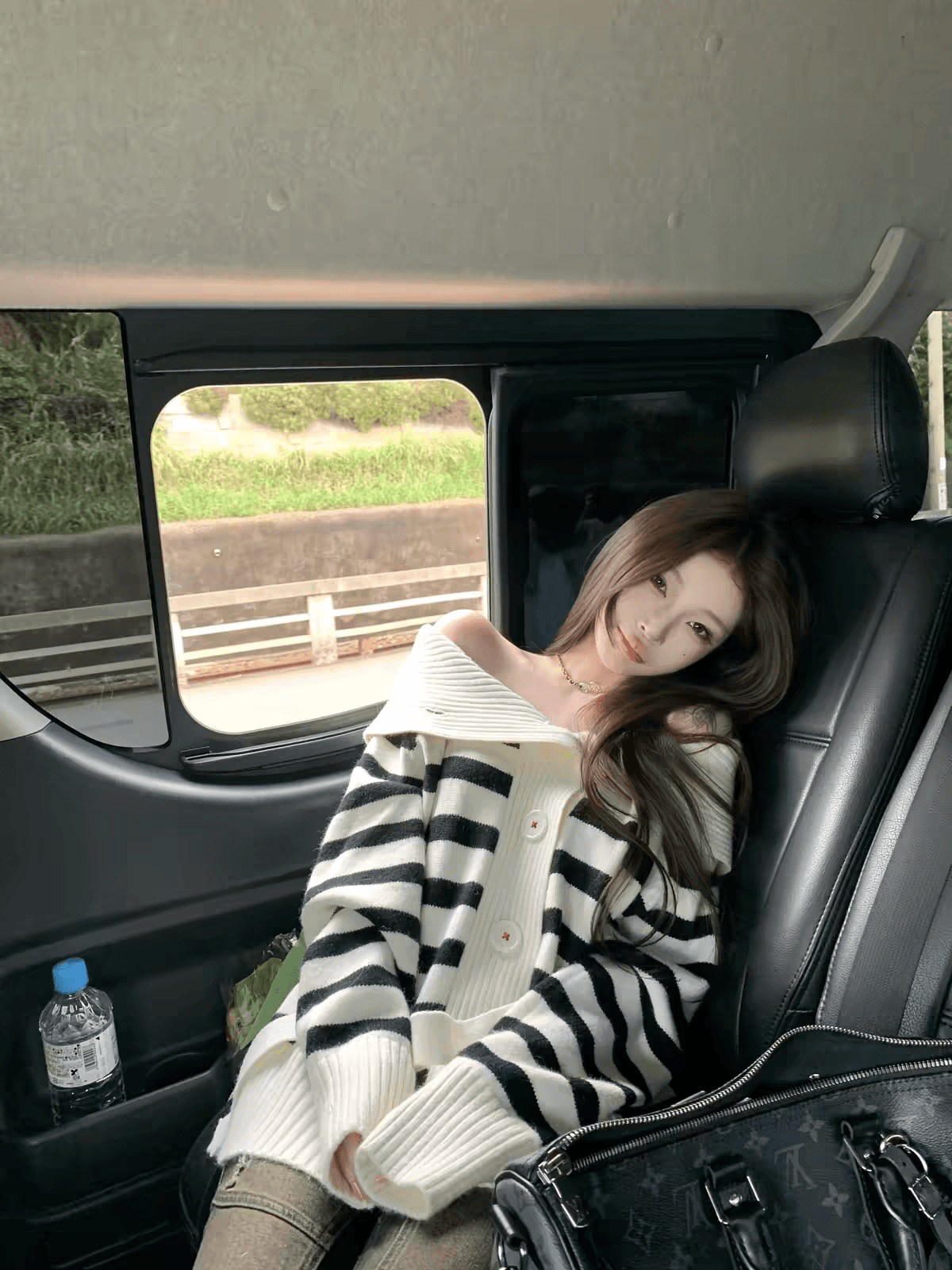 suuuicee 작은 ㅁ 편지 순수한 욕망 오프숄더 폴로 칼라 스트라이프 스웨터 오픈 가디건 허리 수축 루즈핏 니트 재킷 상세 이미지 1