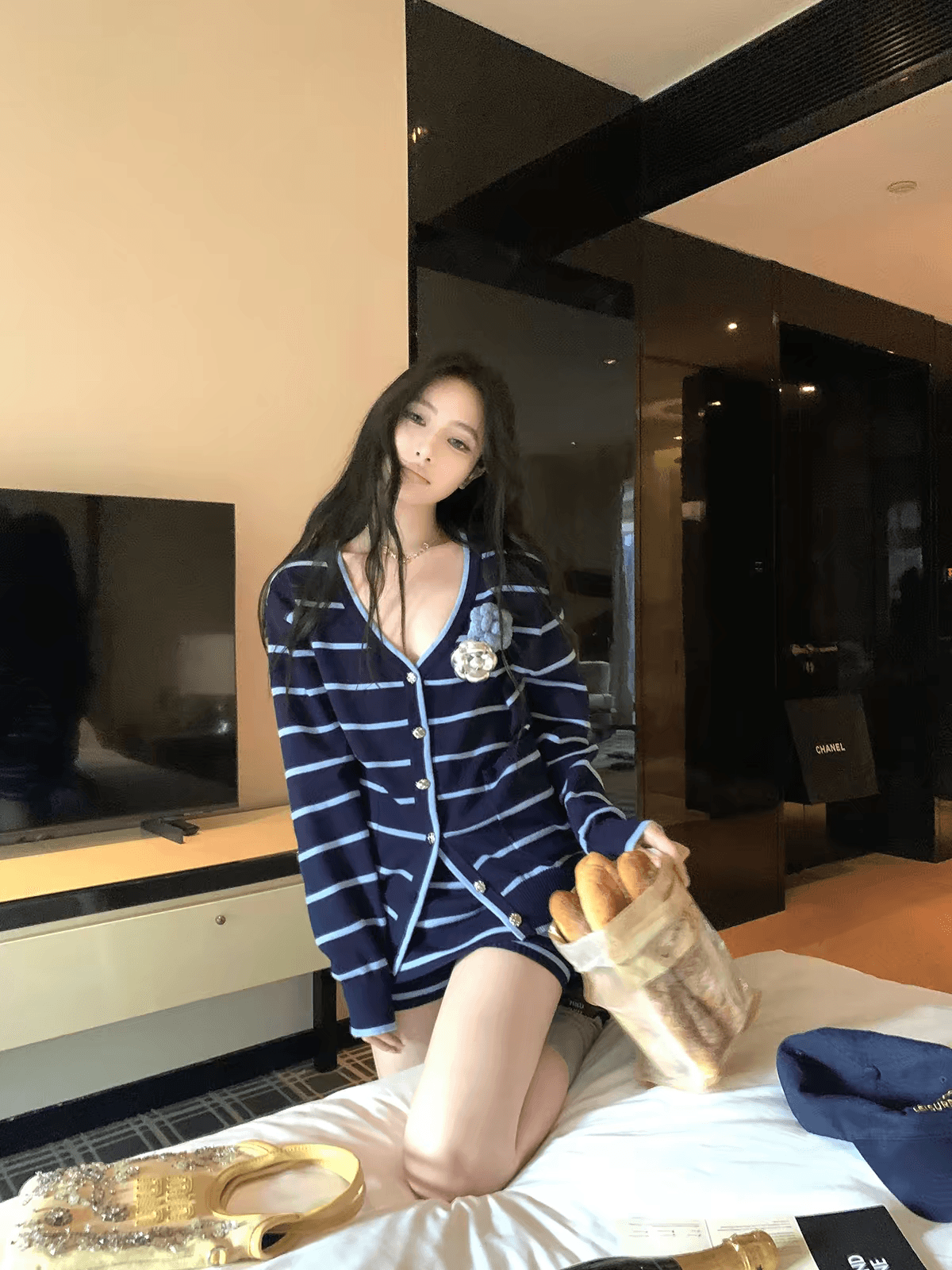 우 너무 달콤한 한 부서 배색 V넥 스트라이프 니트 스웨터 여성 이른 가을 착용 가져 가라. 느긋한 오픈 가디건 맨위 반바지 투피스 세트 상세 이미지 3