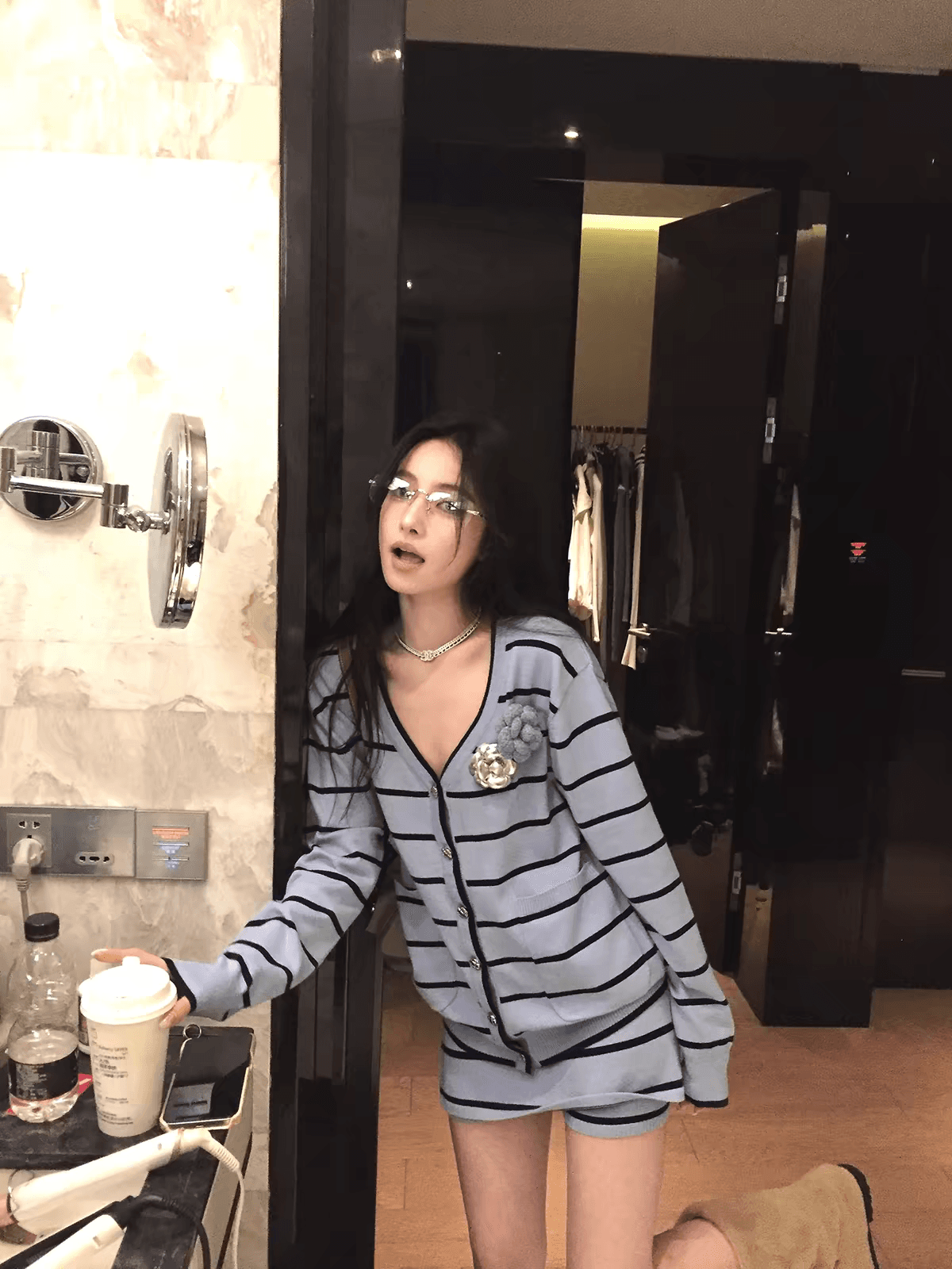 우 너무 달콤한 한 부서 배색 V넥 스트라이프 니트 스웨터 여성 이른 가을 착용 가져 가라. 느긋한 오픈 가디건 맨위 반바지 투피스 세트 상세 이미지 6