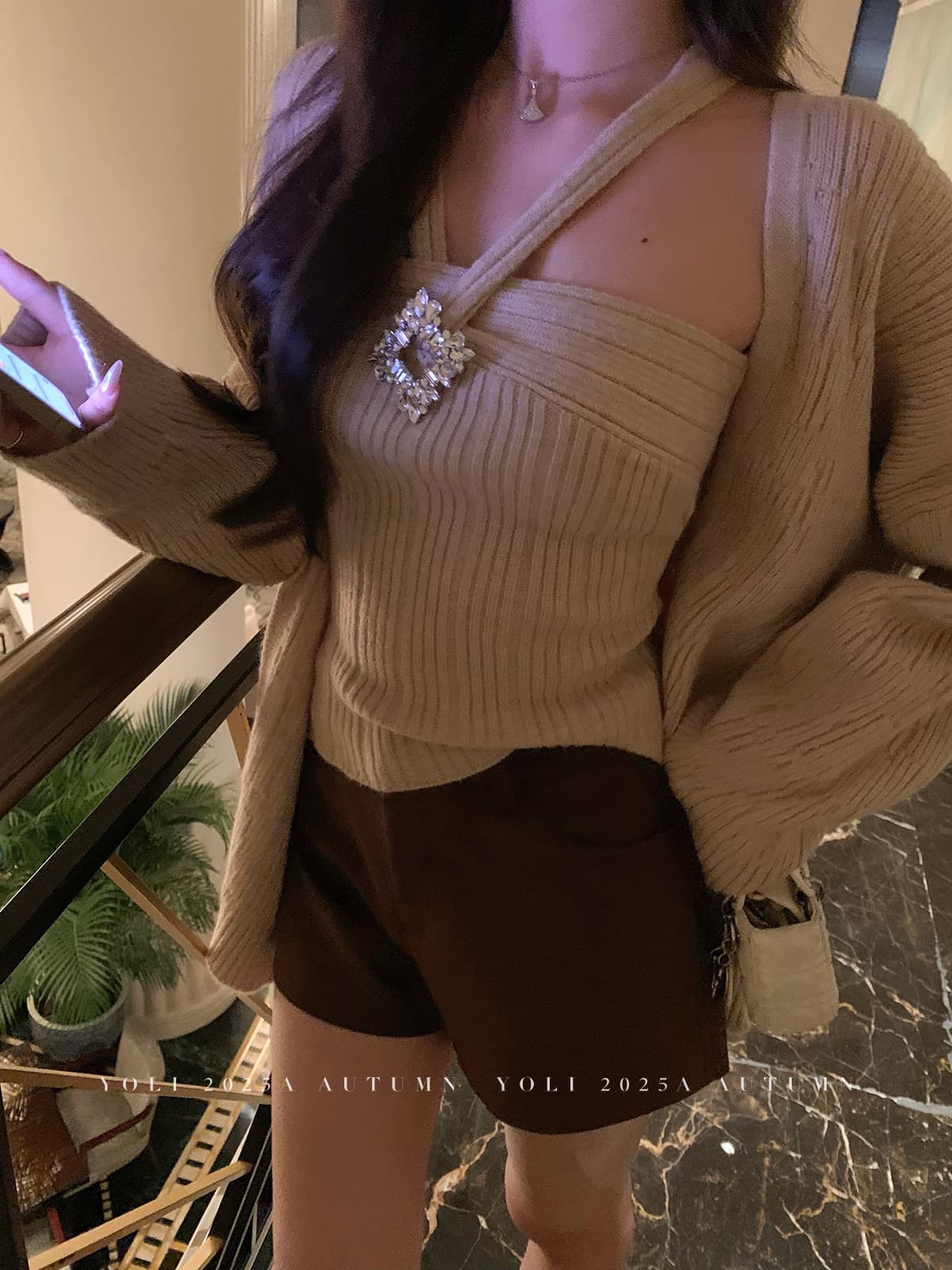 yoli 장 宥 이익 캐치 부서 부드러운 부적 우유 커피 색상 행침 목 캐미솔 여성 겨울 슬림해 보이는 품격 디자인 센스 맨위 이미지 4