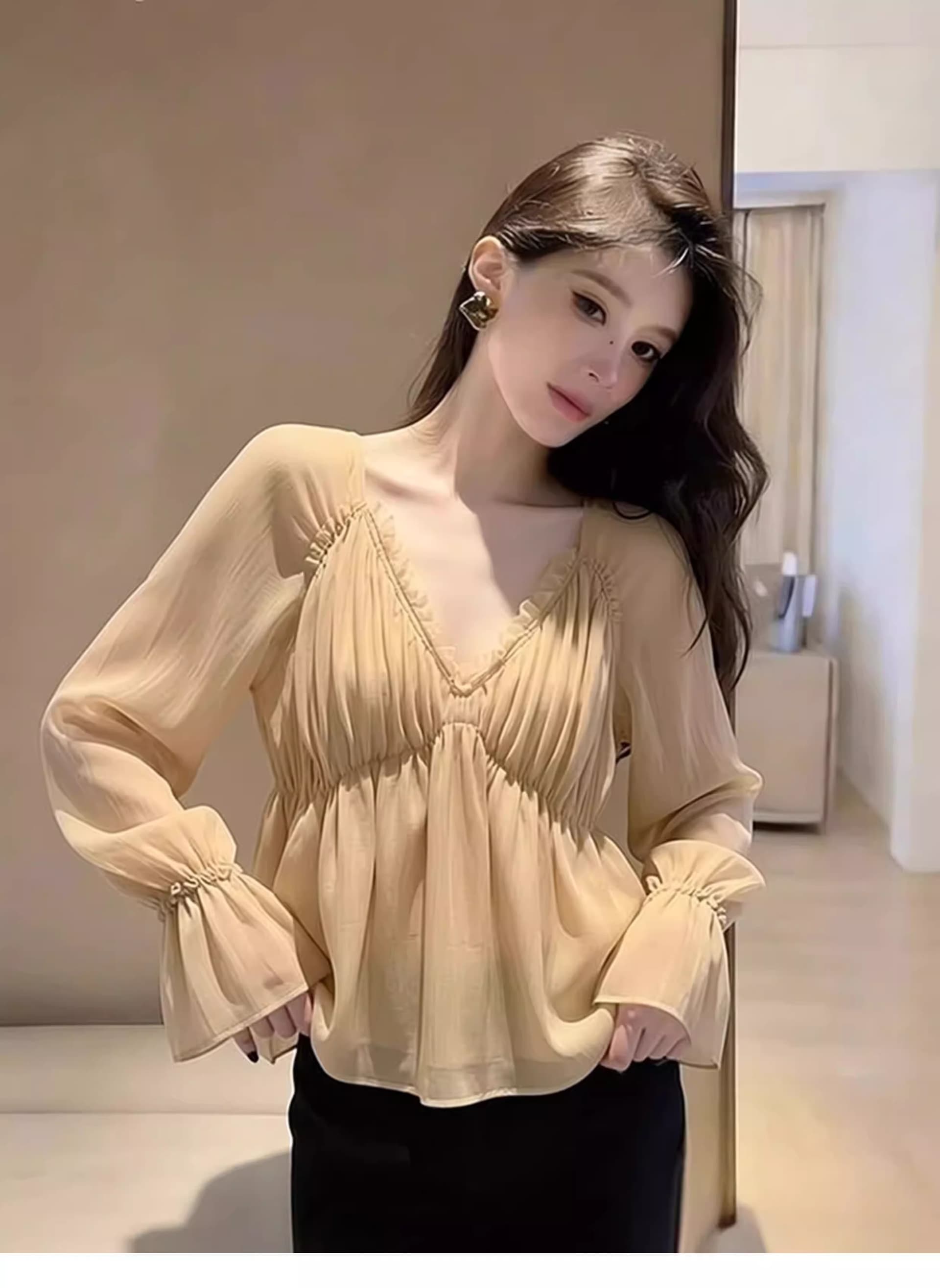 프랑스식 살구 색상 V넥 프릴 긴팔 티셔츠 기본 셔츠 여성 조기 봄 인사이드 가져 가라. 몸매 가꾸기 디자인 센스 쇼트 스타일 맨위 상세 이미지 2