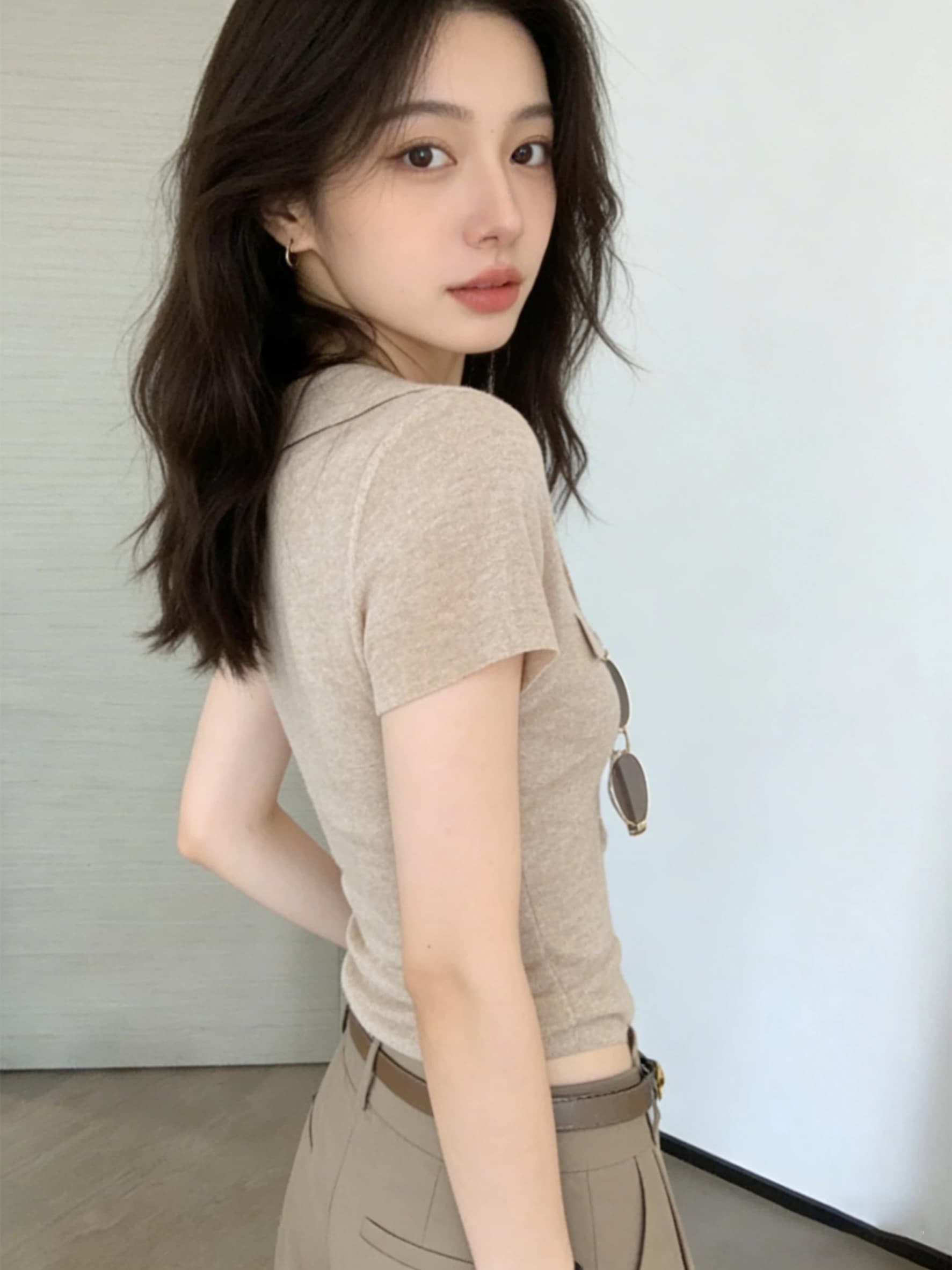 오래된 돈 바람 품격 V넥 니트 반팔 티셔츠 여성 여름 2026 새로운 몸매 가꾸기 슬림해 보이는 POLO 셔츠 긍정적 인 어깨 의류 상세 이미지 9