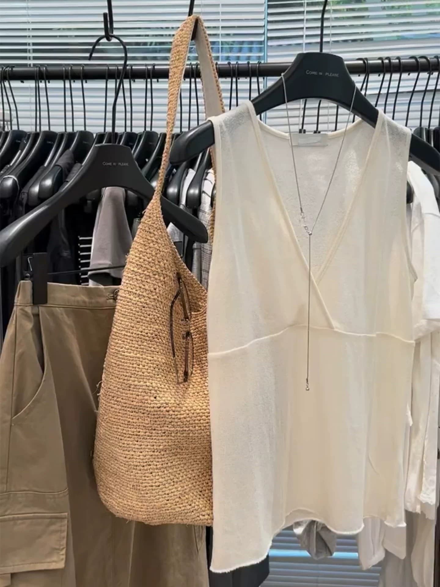 한 부서 chic Chic 커피 색상 V넥 캐미솔 여름 표지 대리인 우유 민소매 외출용 인사이드 가져 가라. 어깨 맨위 상세 이미지 5